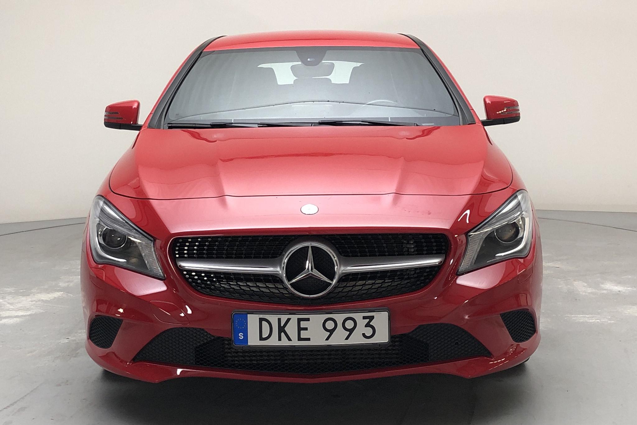 Mercedes CLA 180 Shooting Brake (122hk) - 10 376 mil - Manuell - röd - 2015