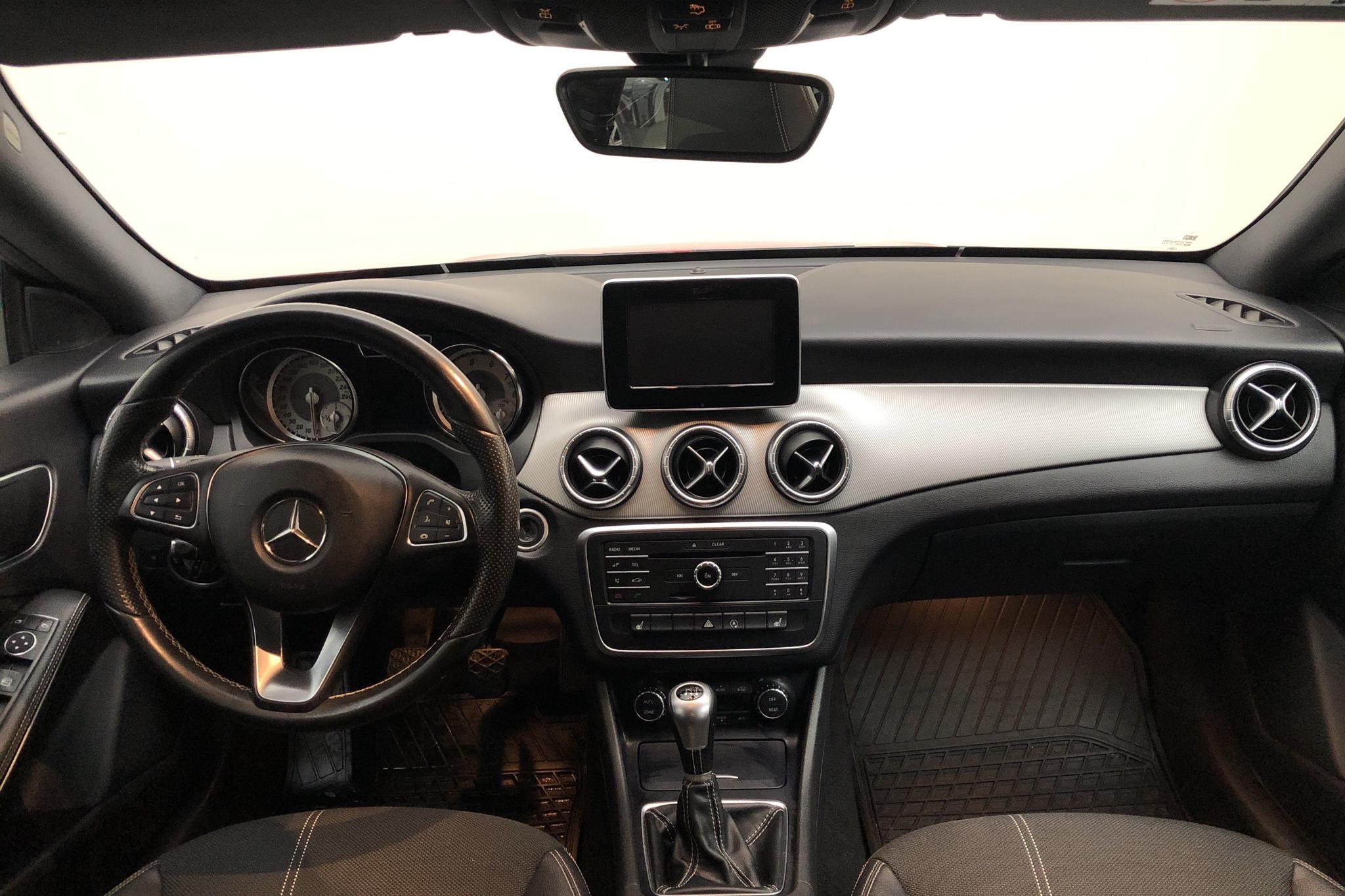 Mercedes CLA 180 Shooting Brake (122hk) - 10 376 mil - Manuell - röd - 2015