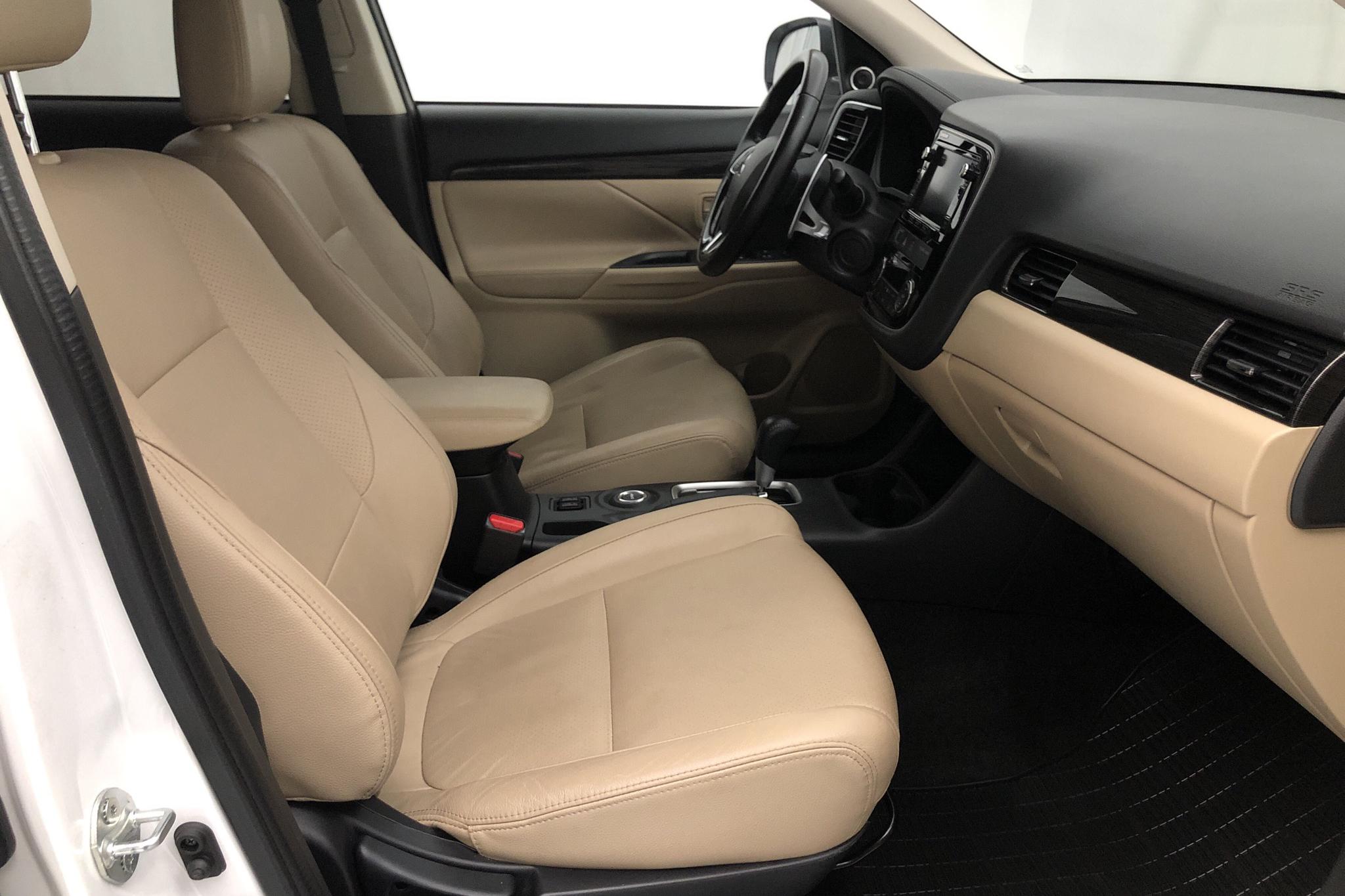 Mitsubishi Outlander 2.2 Di-D 4WD (150hk) - 6 917 mil - Automat - vit - 2016