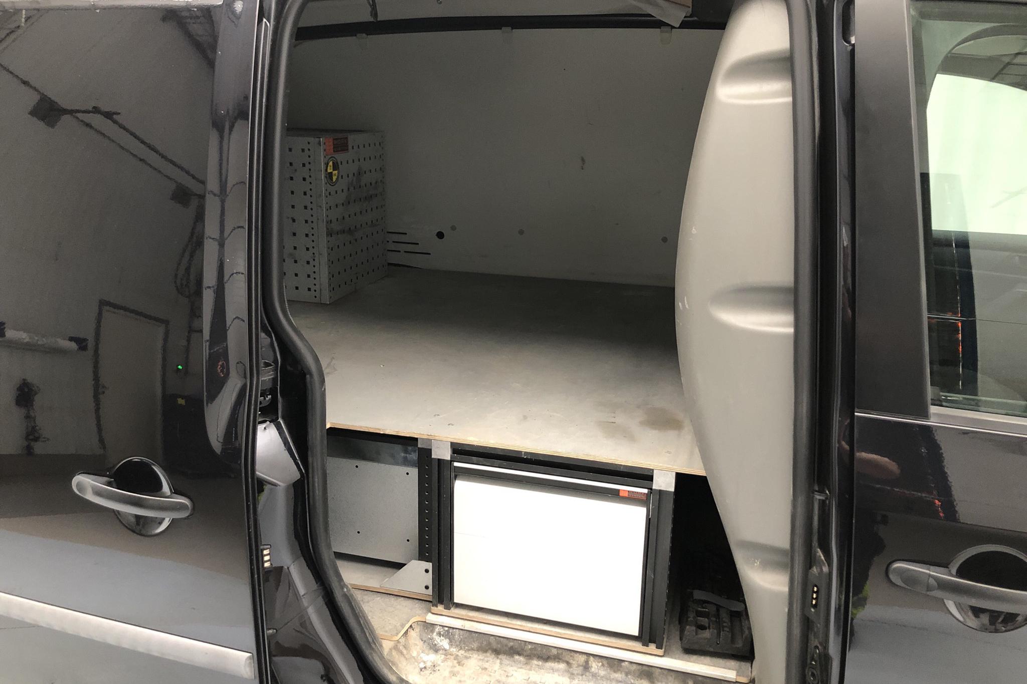VW Caddy 2.0 TDI Skåp (150hk) - 16 137 mil - Automat - svart - 2018