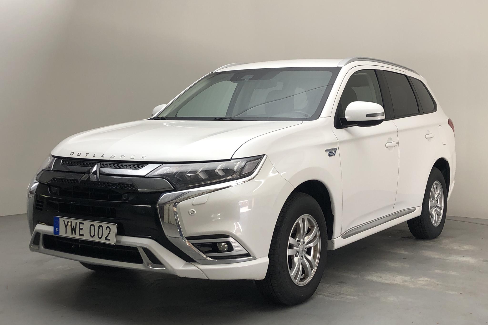 Mitsubishi Outlander 2.4 Plug-in Hybrid 4WD (136hk) - 103 370 km - Automatic - white - 2019