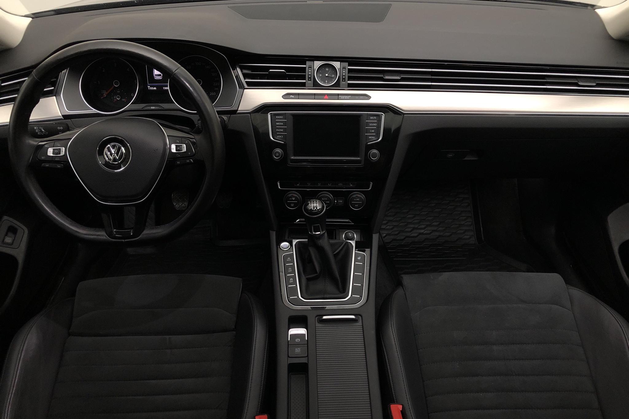 VW Passat 2.0 TDI Sportscombi (190hk) - 11 556 mil - Manuell - svart - 2017