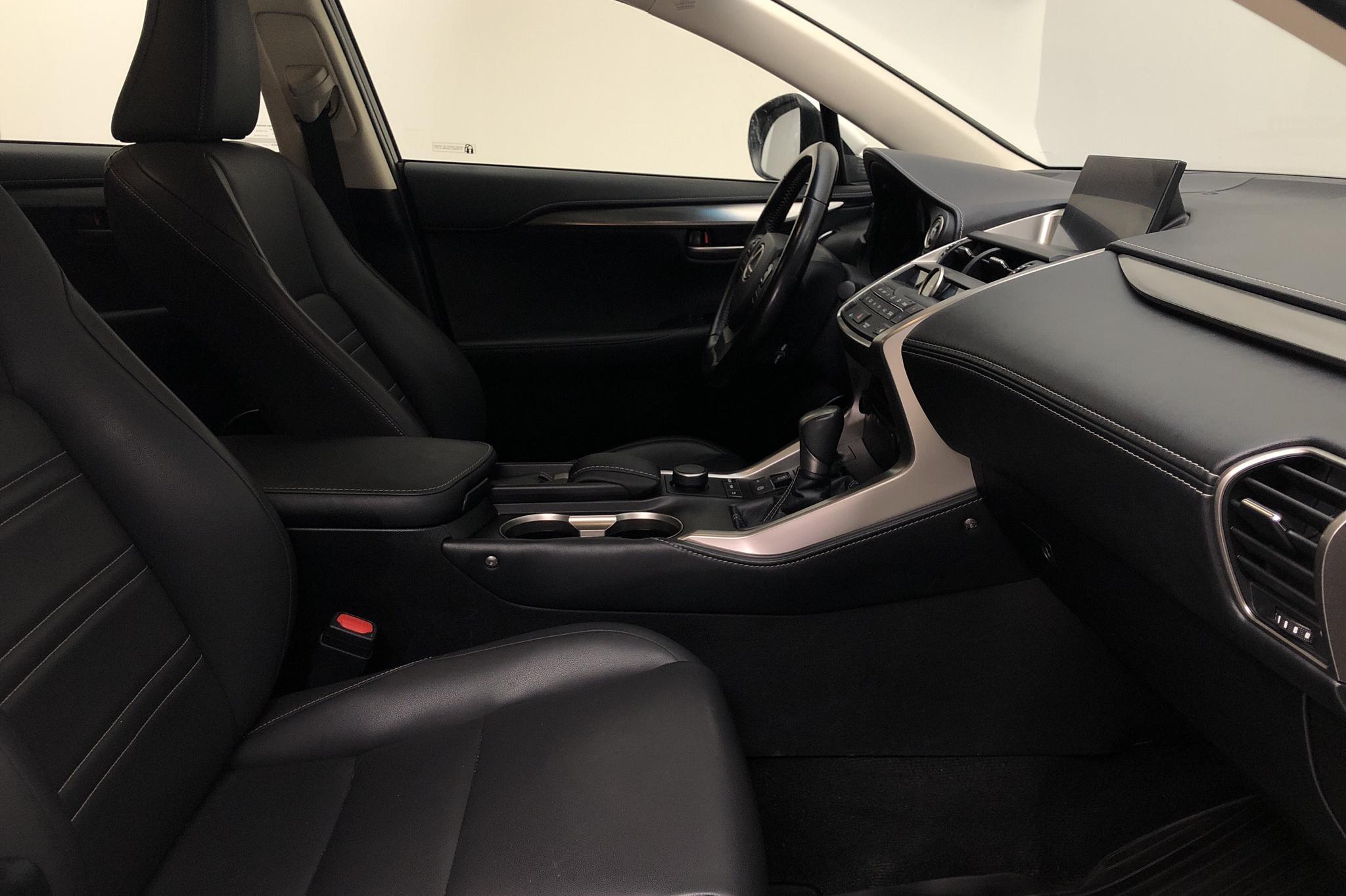 Lexus NX 300h AWD (181hk) - 20 366 mil - Automat - vit - 2017
