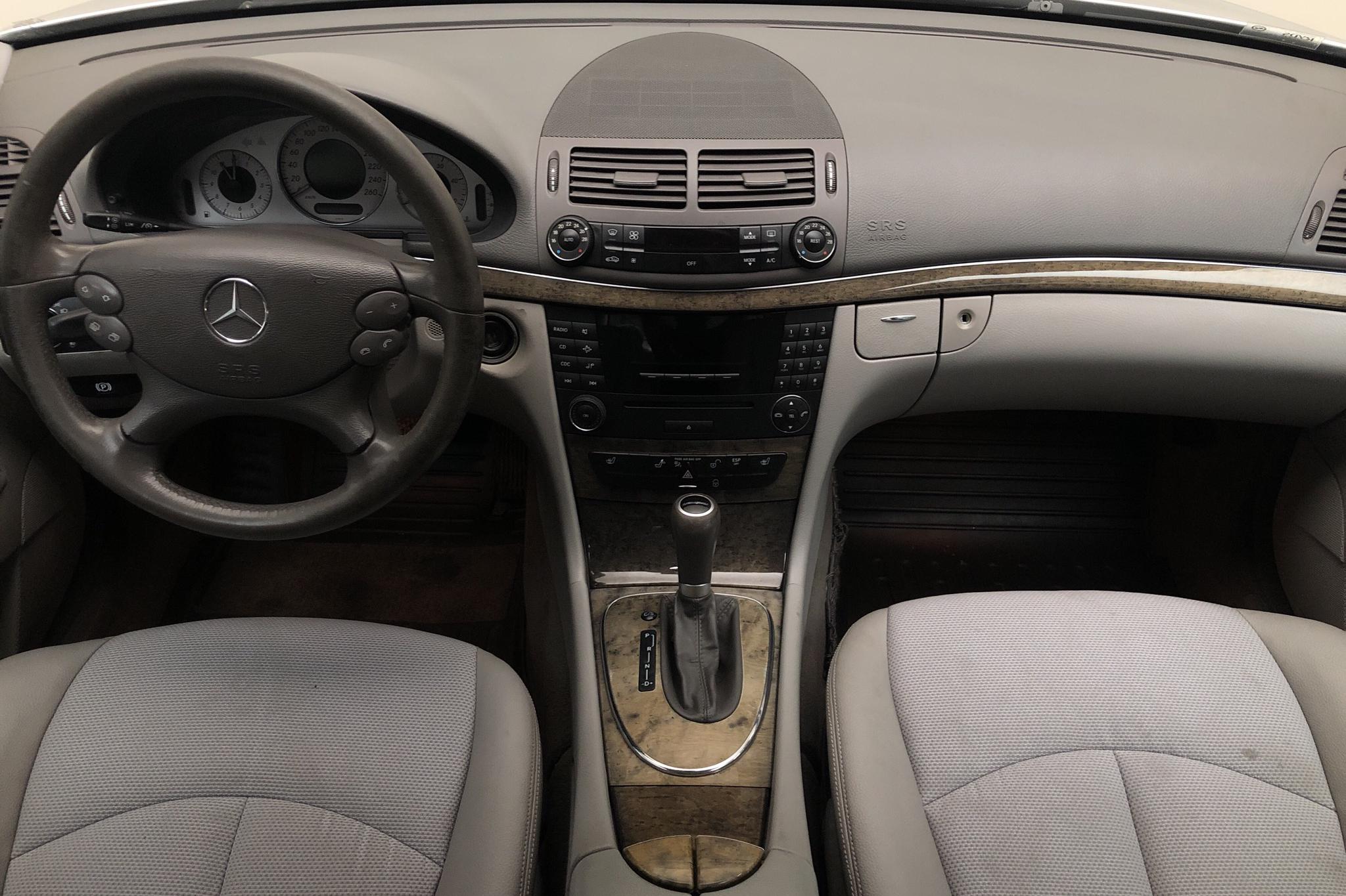 Mercedes E 320 CDI W211 (224hk) - 26 497 mil - Automat - silver - 2006