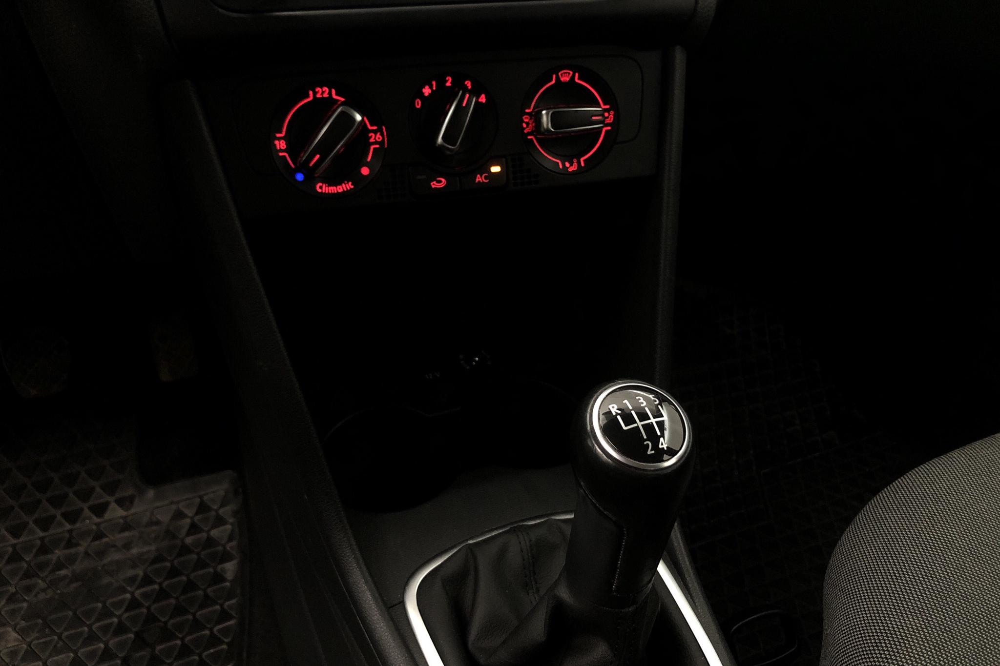 VW Polo 1.4 5dr (85hk) - 12 432 mil - Manuell - röd - 2011