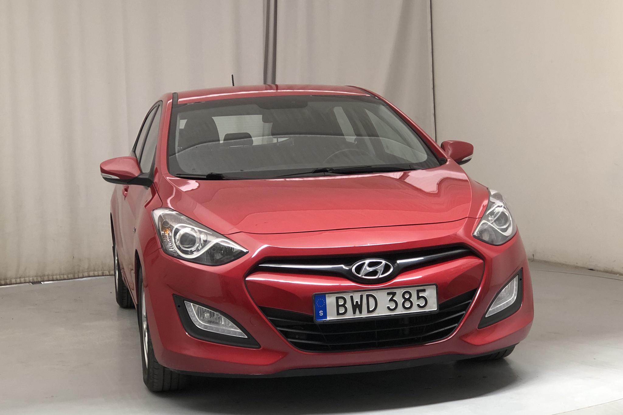Hyundai i30 1.6 CRDi 5dr (110hk) - 9 413 mil - Manuell - röd - 2014