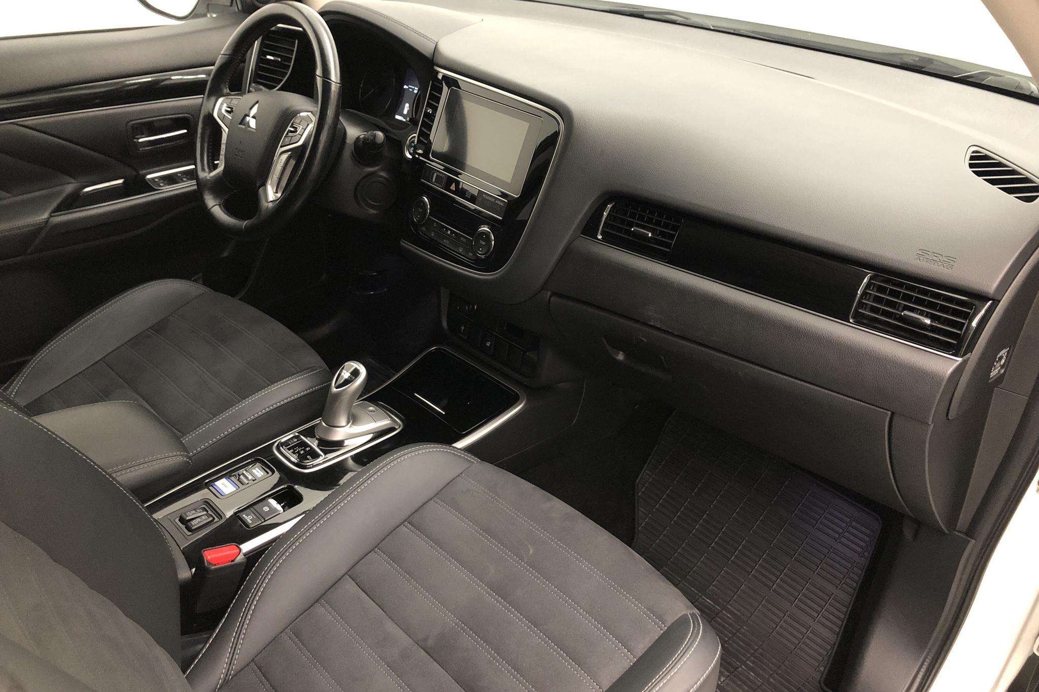Mitsubishi Outlander 2.4 Plug-in Hybrid 4WD (136hk) - 6 836 mil - Automat - vit - 2019