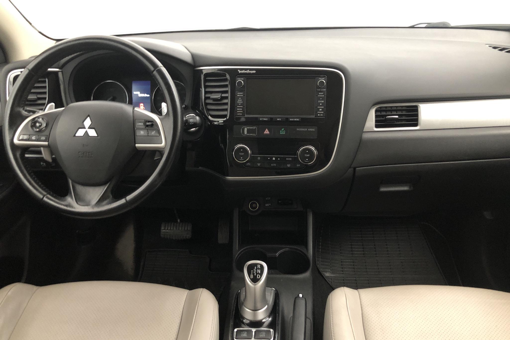 Mitsubishi Outlander 2.0 Plug-in Hybrid 4WD (121hk) - 15 447 mil - Automat - vit - 2014