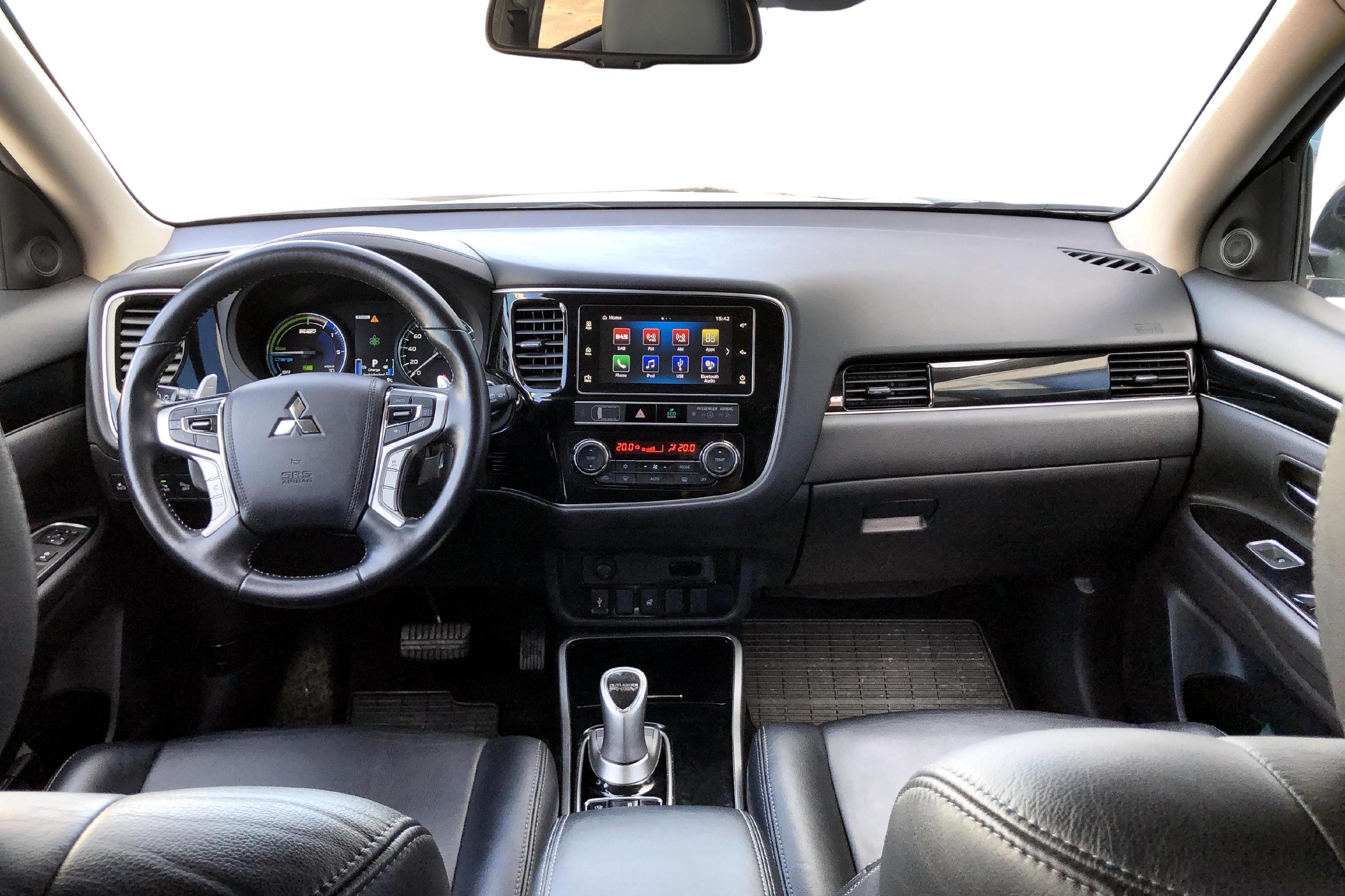 Mitsubishi Outlander 2.4 Plug-in Hybrid 4WD (136hk) - 66 360 km - Automatic - gray - 2019