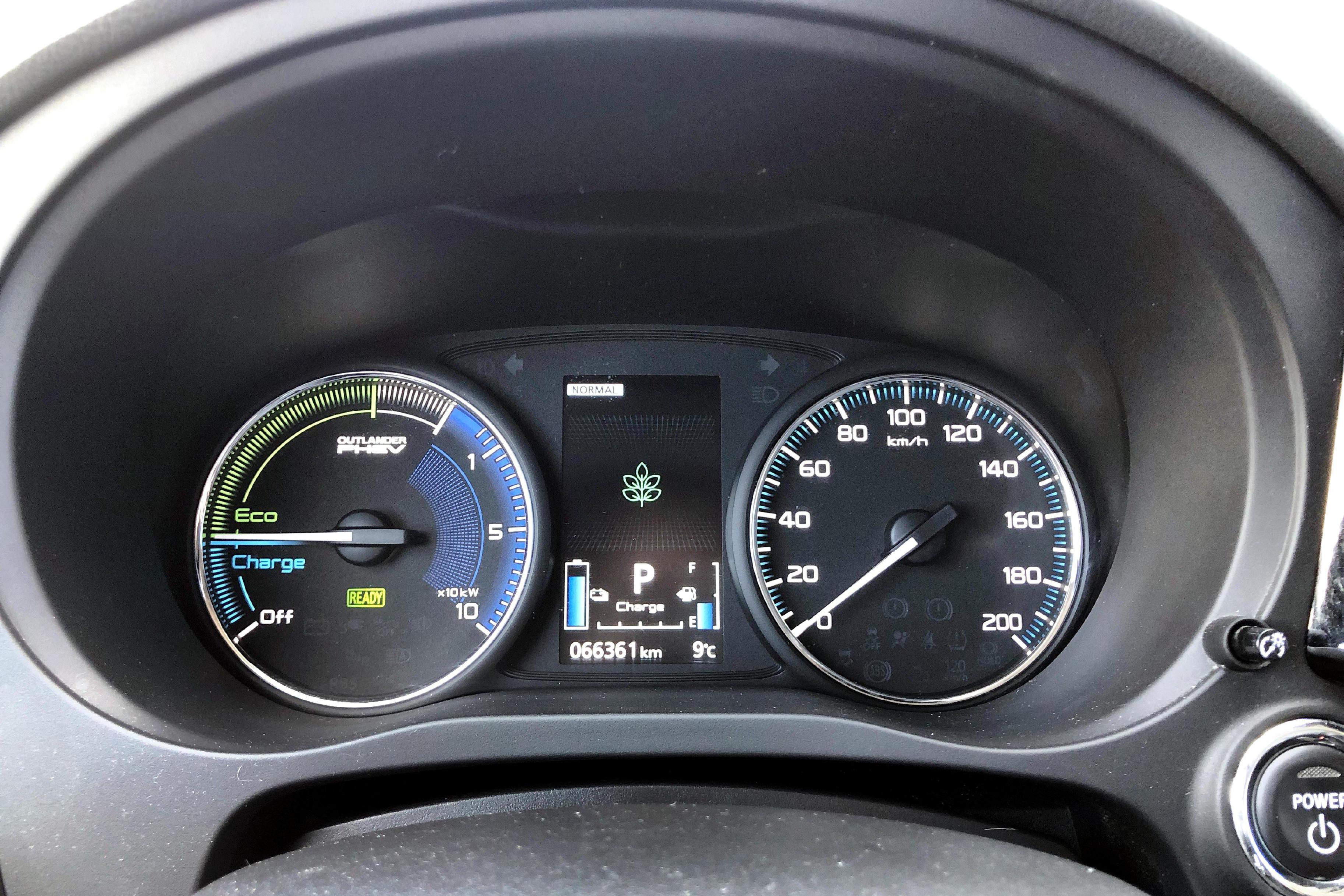 Mitsubishi Outlander 2.4 Plug-in Hybrid 4WD (136hk) - 66 360 km - Automatic - gray - 2019
