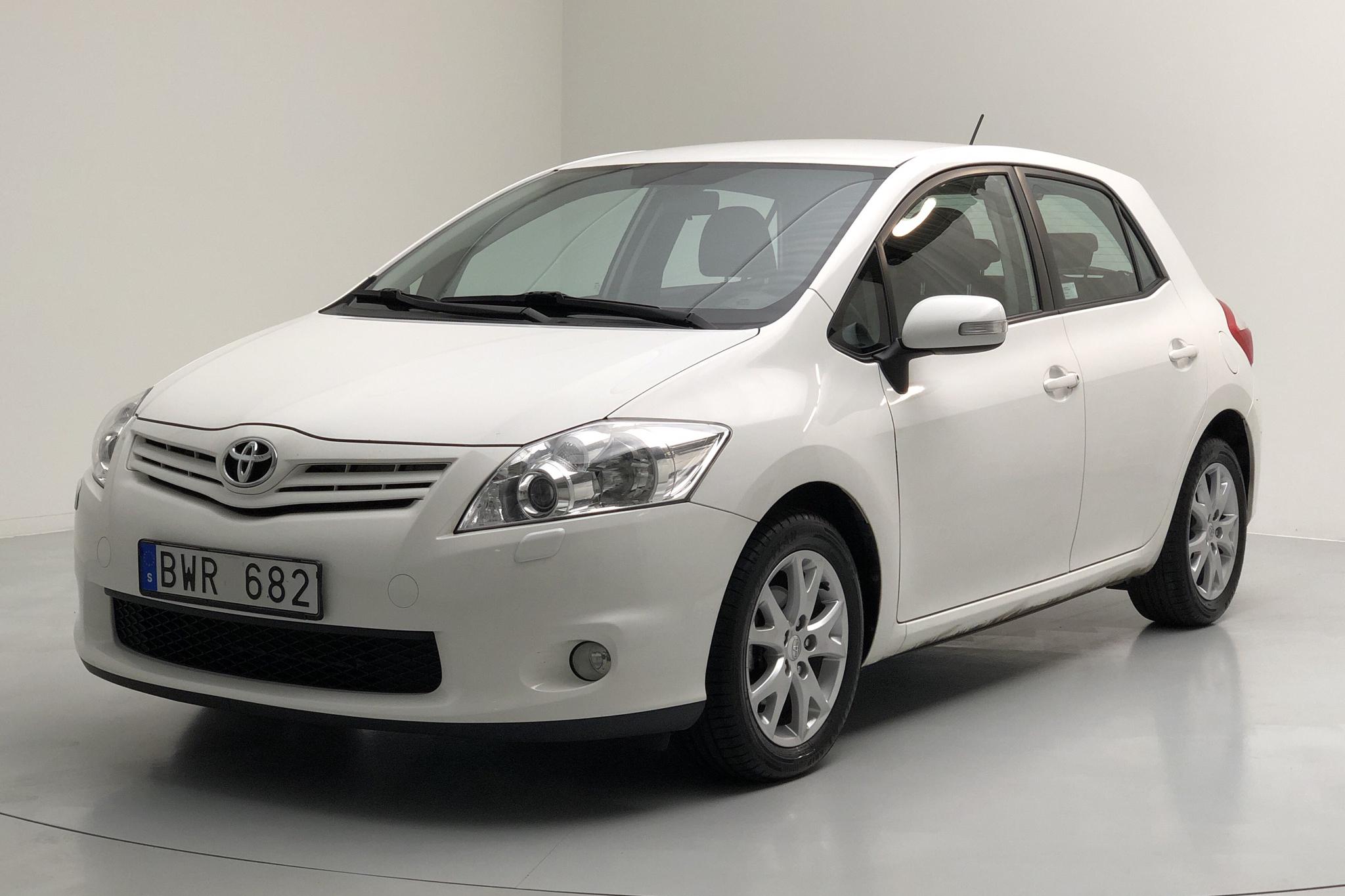 Toyota Auris 1.6 VVT-i 5dr (132hk) - 57 100 km - Manual - white - 2011