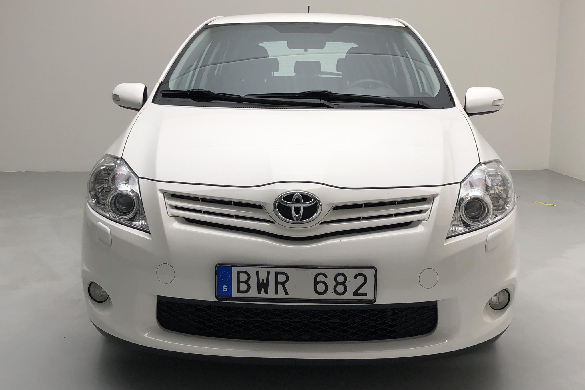 Toyota Auris 1.6 VVT-i 5dr (132hk) - 57 100 km - Manual - white - 2011