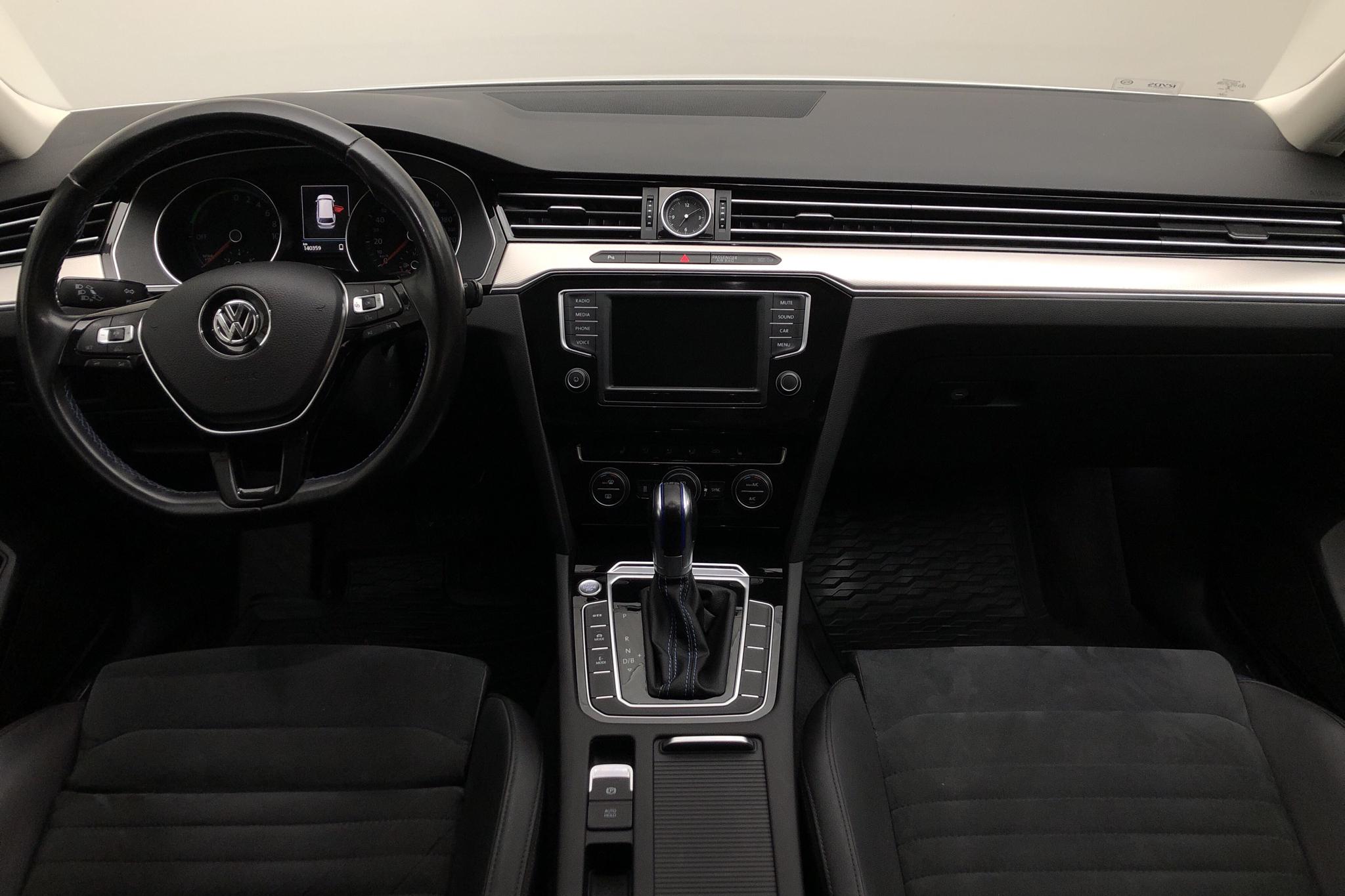 VW Passat 1.4 Plug-in-Hybrid Sportscombi (218hk) - 14 035 mil - Automat - vit - 2017