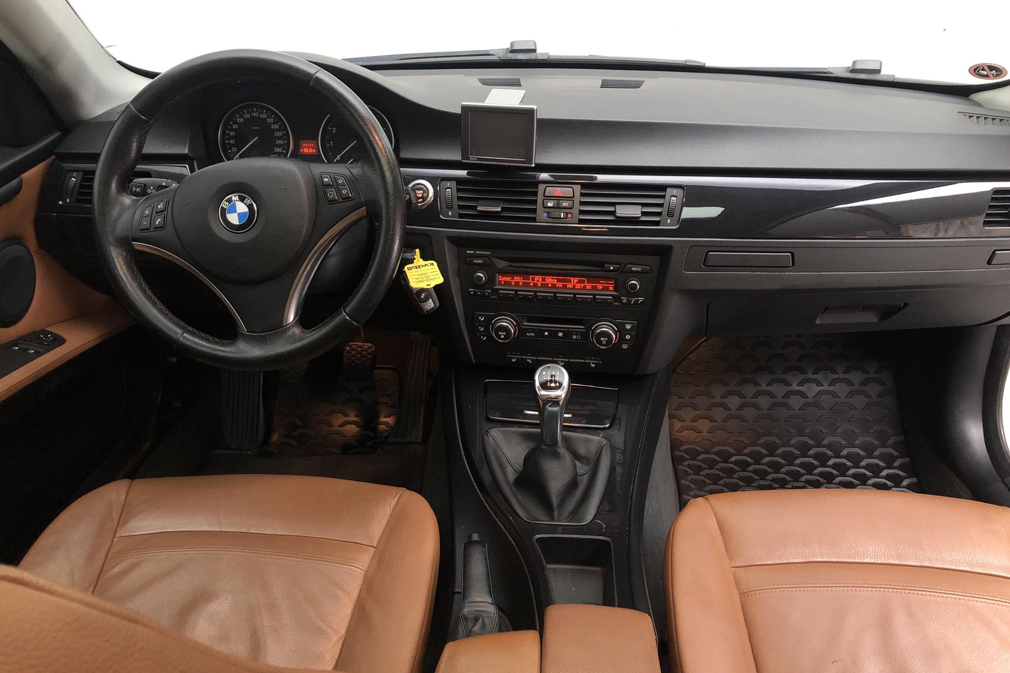 BMW 330xi Coupé, E92 (272hk) - 235 370 km - Manual - white - 2008