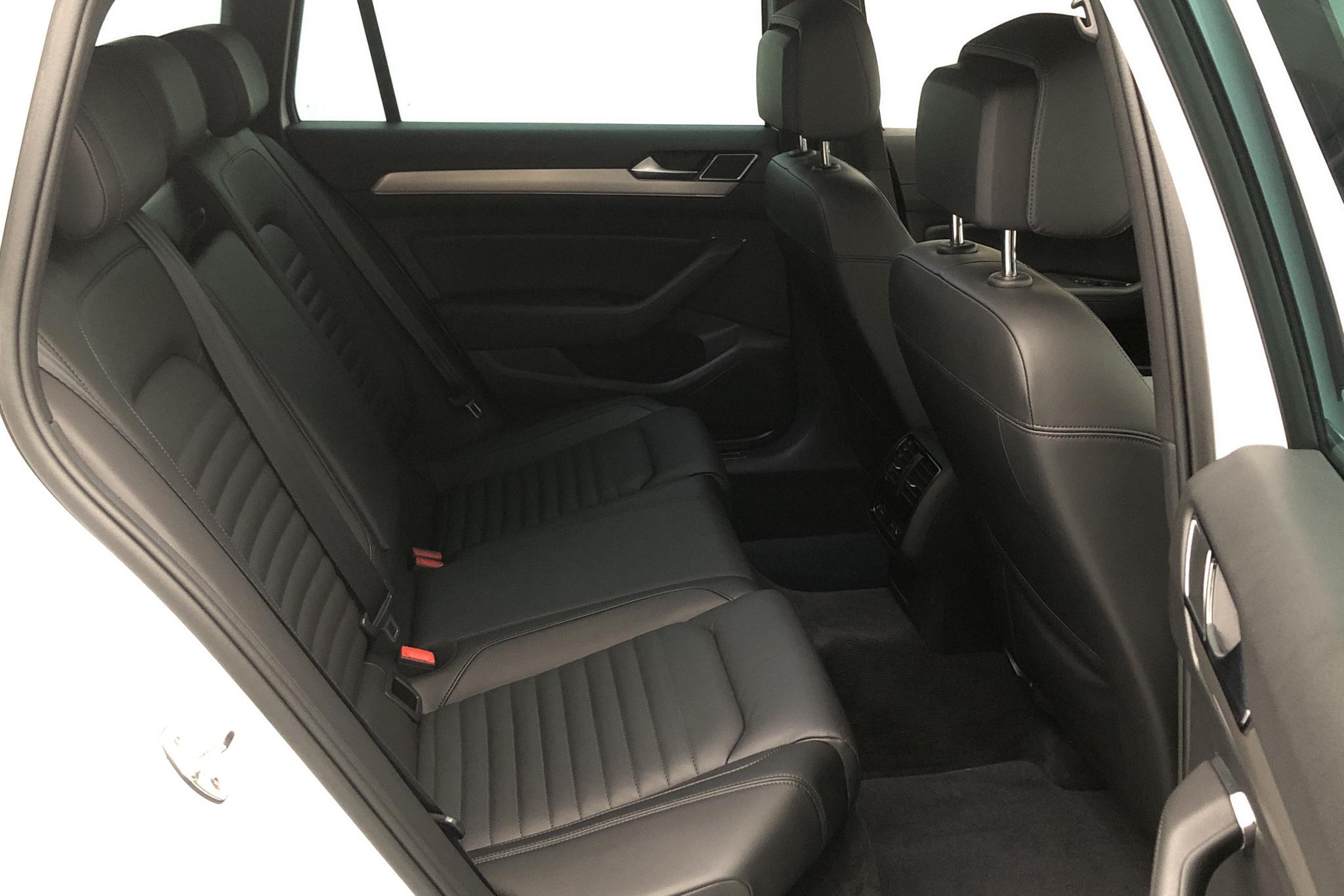 VW Passat Alltrack 2.0 TDI Sportscombi 4MOTION (190hk) - 8 318 mil - Automat - vit - 2019