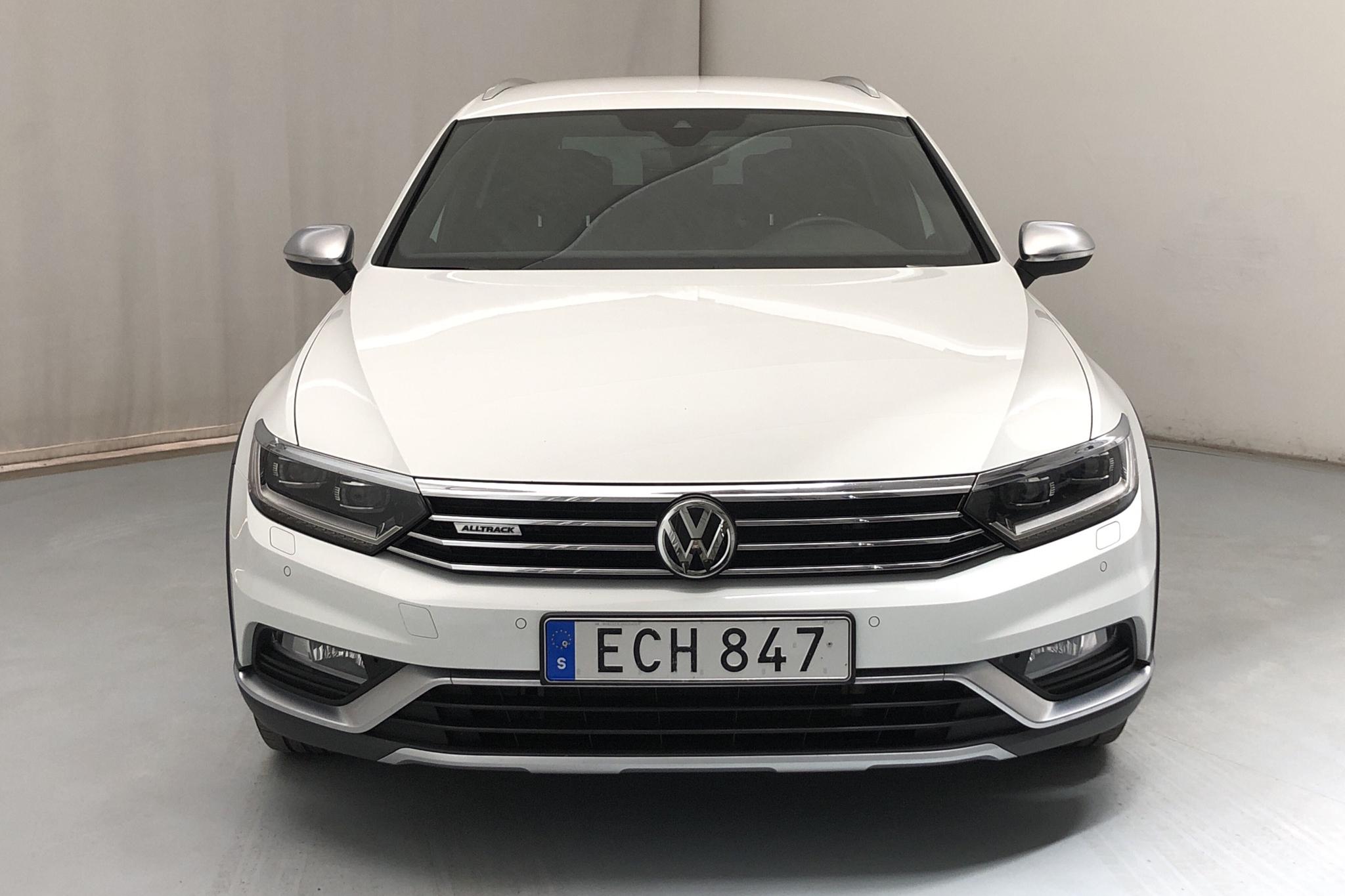 VW Passat Alltrack 2.0 TDI Sportscombi 4MOTION (190hk) - 8 318 mil - Automat - vit - 2019