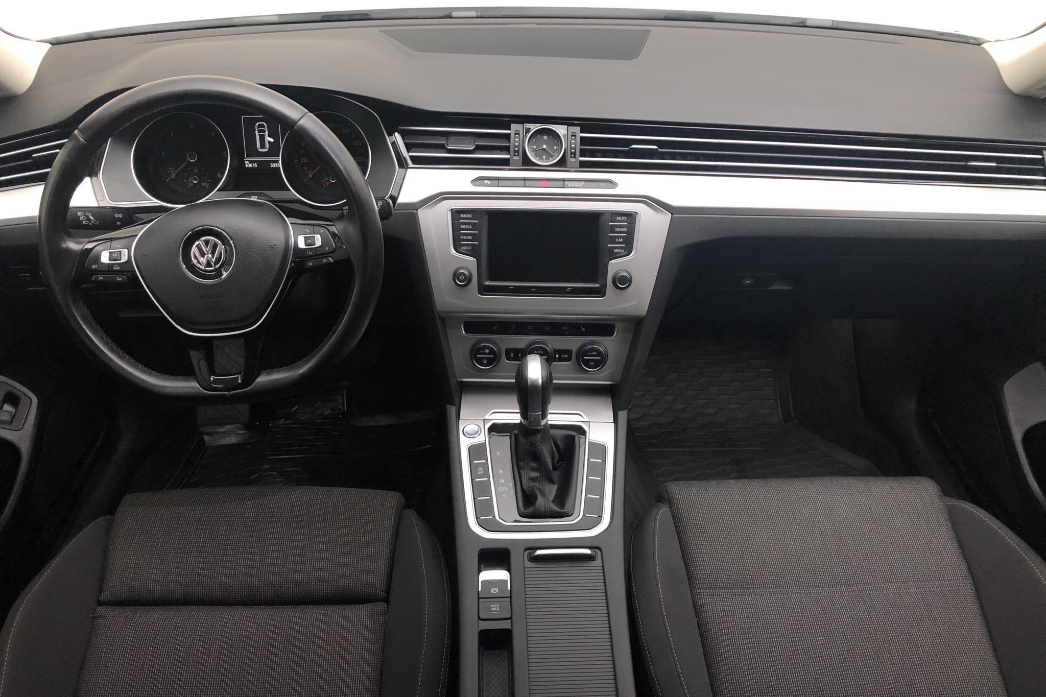 VW Passat 2.0 TDI Sportscombi (150hk) - 8 363 mil - Automat - vit - 2016