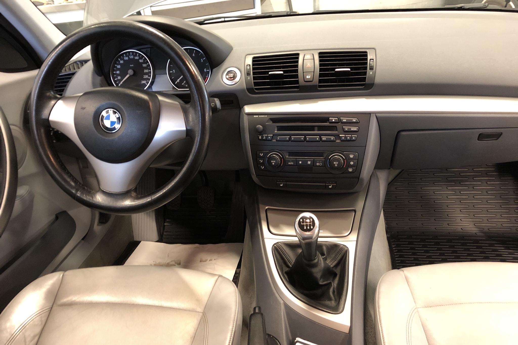 BMW 120i 5dr, E87 (150hk) - 17 431 mil - Manuell - grå - 2005