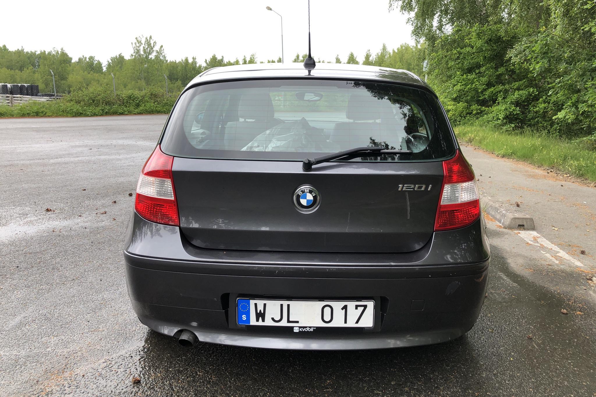 BMW 120i 5dr, E87 (150hk) - 17 431 mil - Manuell - grå - 2005