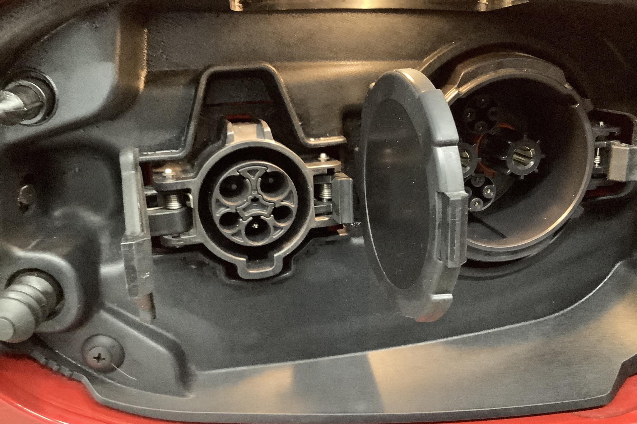 Mitsubishi Outlander 2.0 Plug-in Hybrid 4WD (121hk) - 40 630 km - Automatic - red - 2018