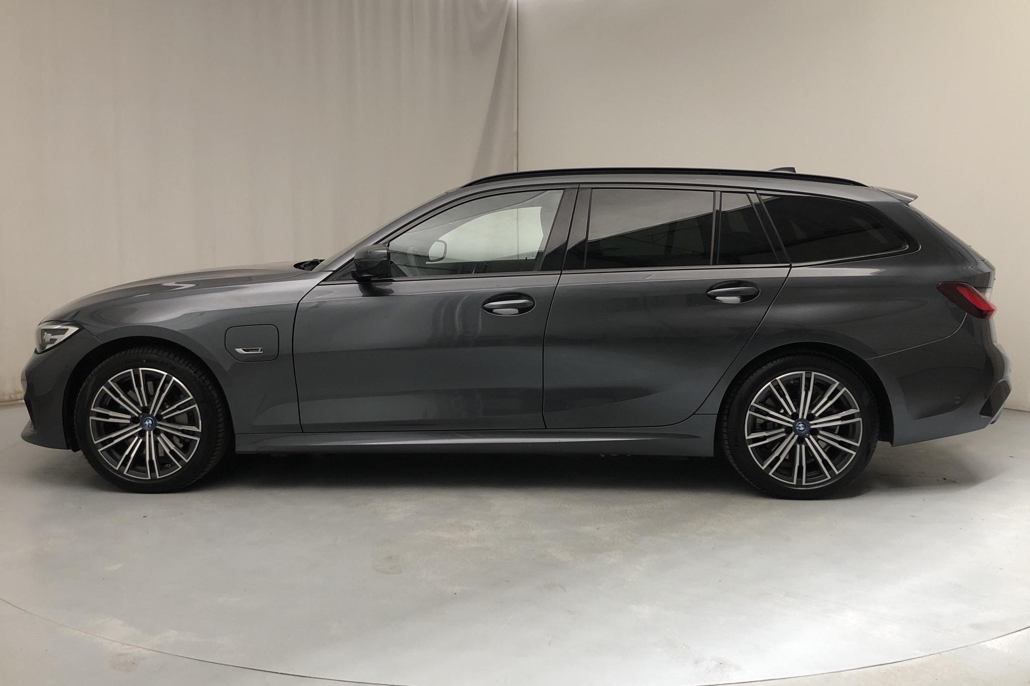 BMW 330e xDrive Touring, G21 (292hk) - 901 mil - Automat - grå - 2022