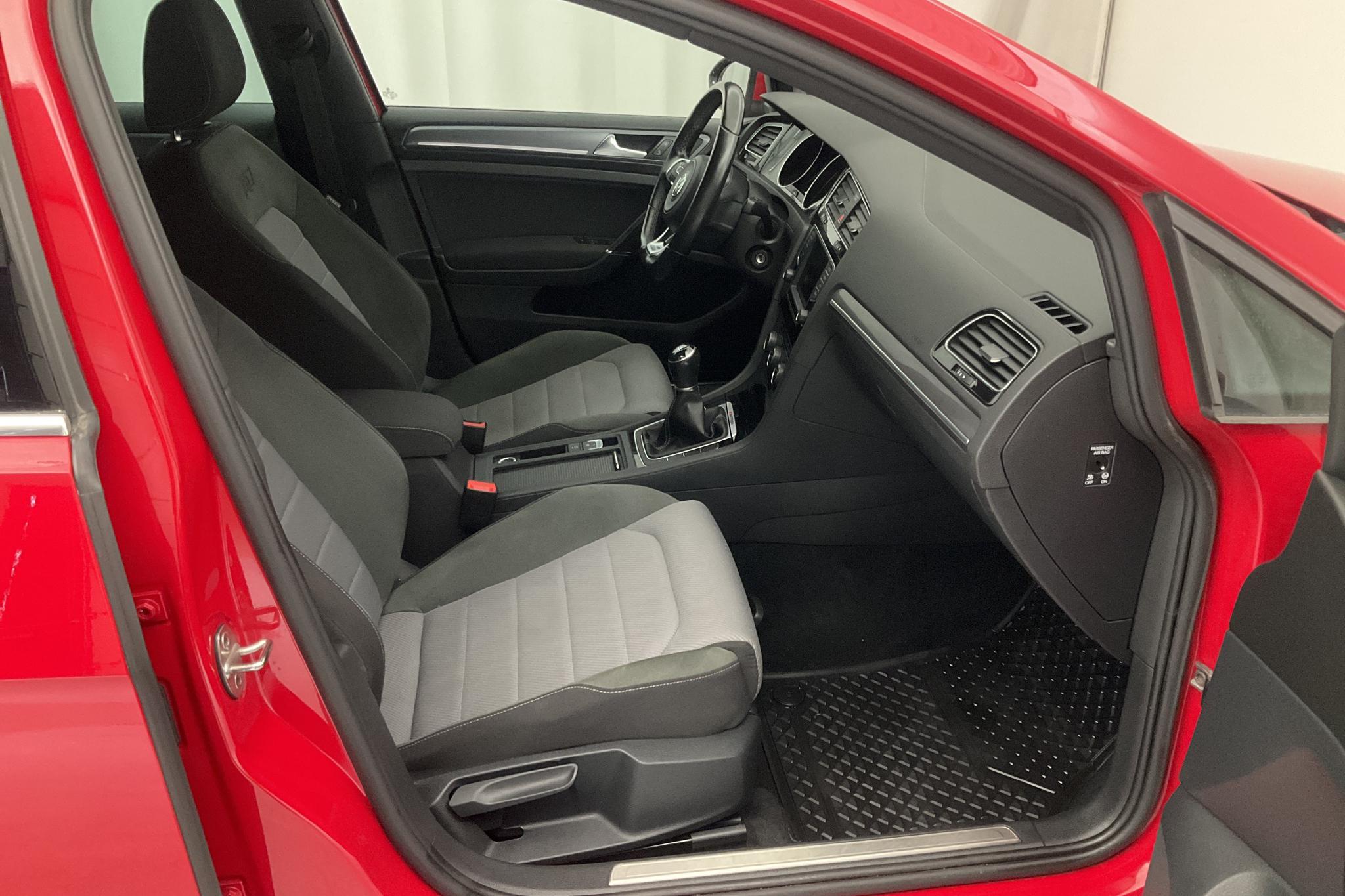 VW Golf VII 2.0 TDI BlueMotion Technology Sportscombi 4Motion (150hk) - 10 592 mil - Manuell - röd - 2017