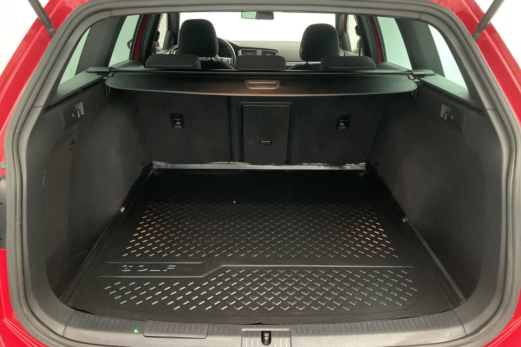 VW Golf VII 2.0 TDI BlueMotion Technology Sportscombi 4Motion (150hk) - 10 592 mil - Manuell - röd - 2017