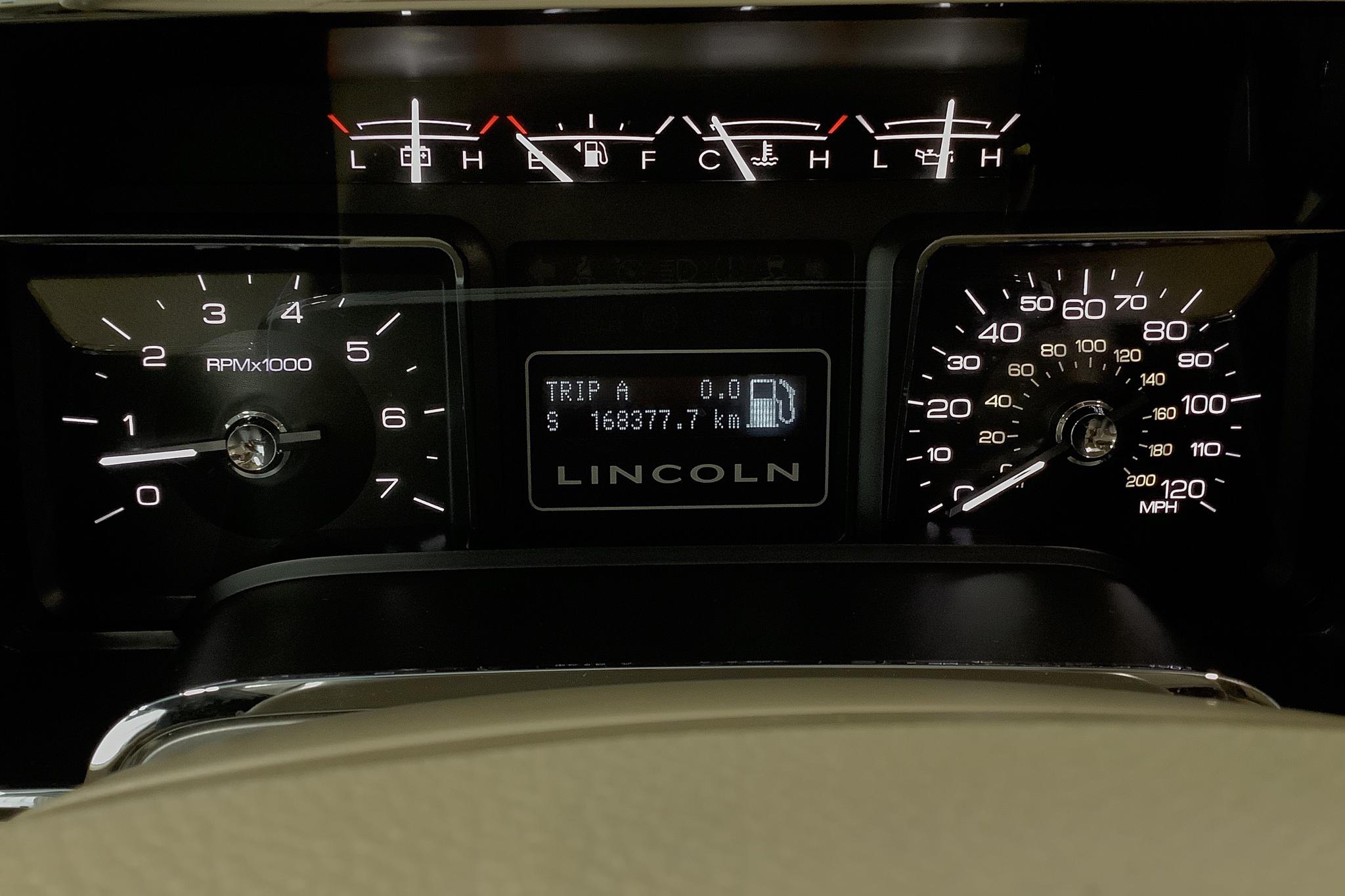 Lincoln Navigator L 5.4 V8 SEFI Controltrac - 16 838 mil - Automat - vit - 2010