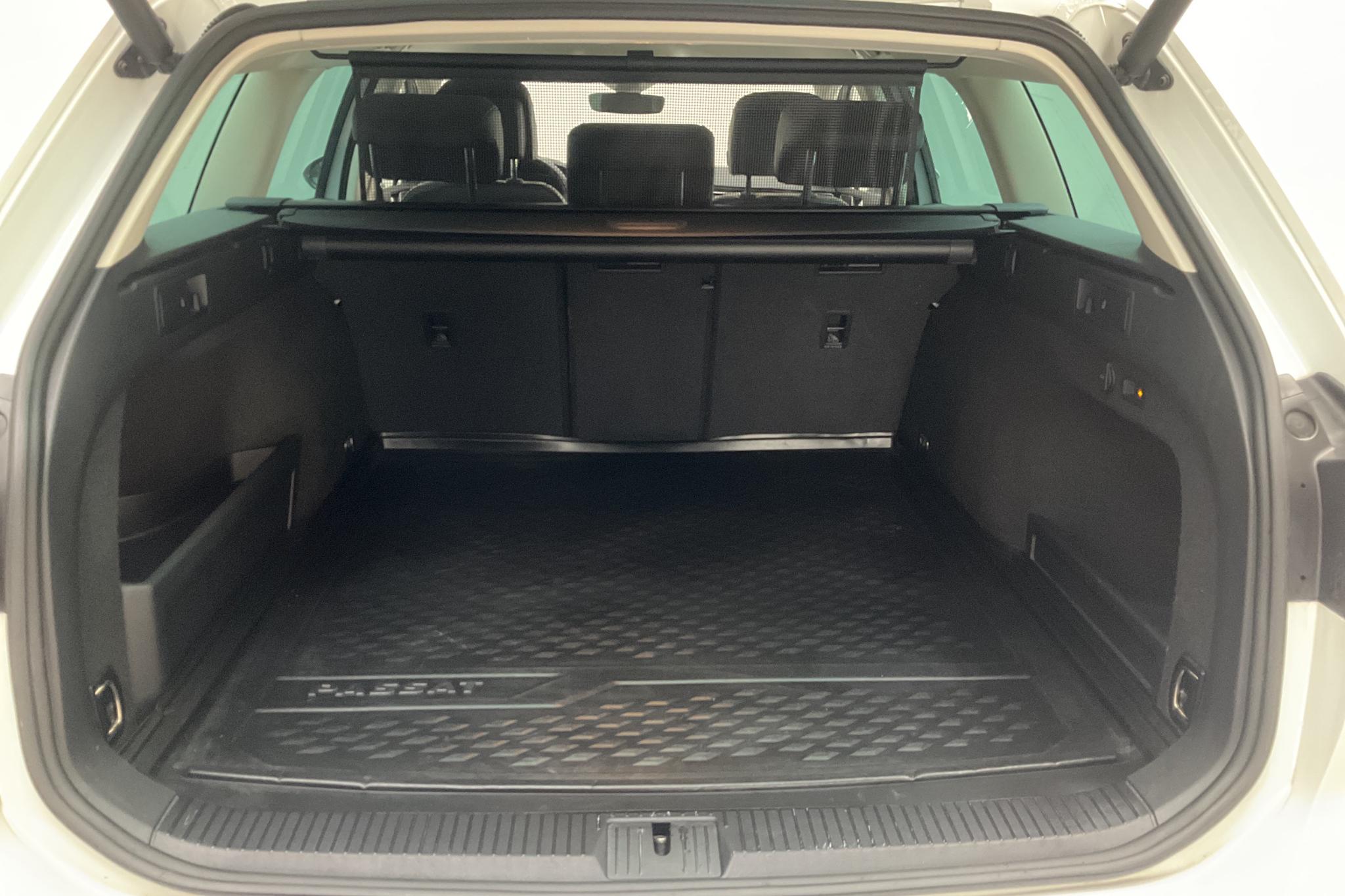 VW Passat 2.0 TDI Sportscombi 4MOTION (190hk) - 16 206 mil - Automat - vit - 2018