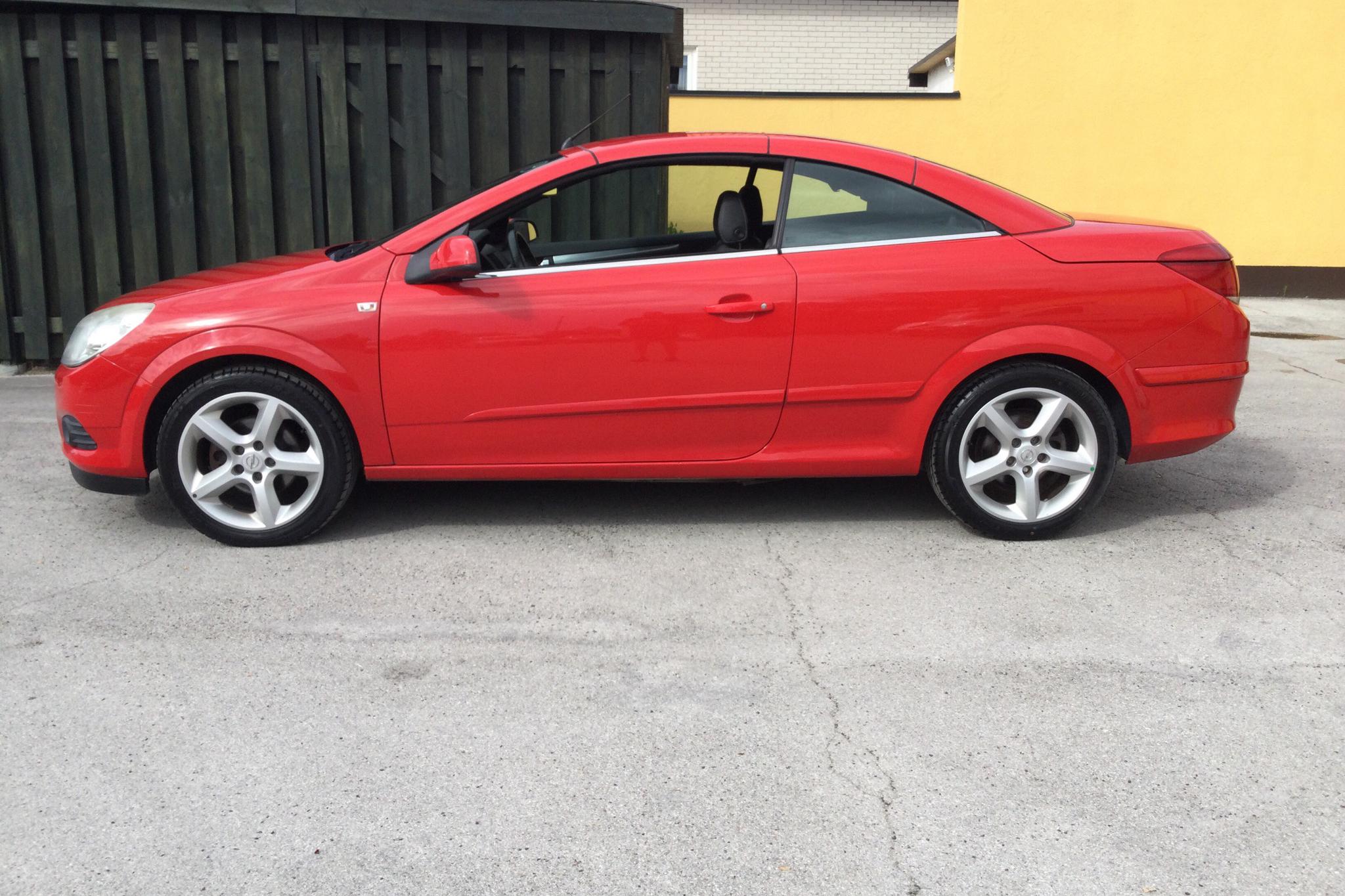 Opel Astra 1.8 TwinTop (140hk) - 155 450 km - Automatic - red - 2007