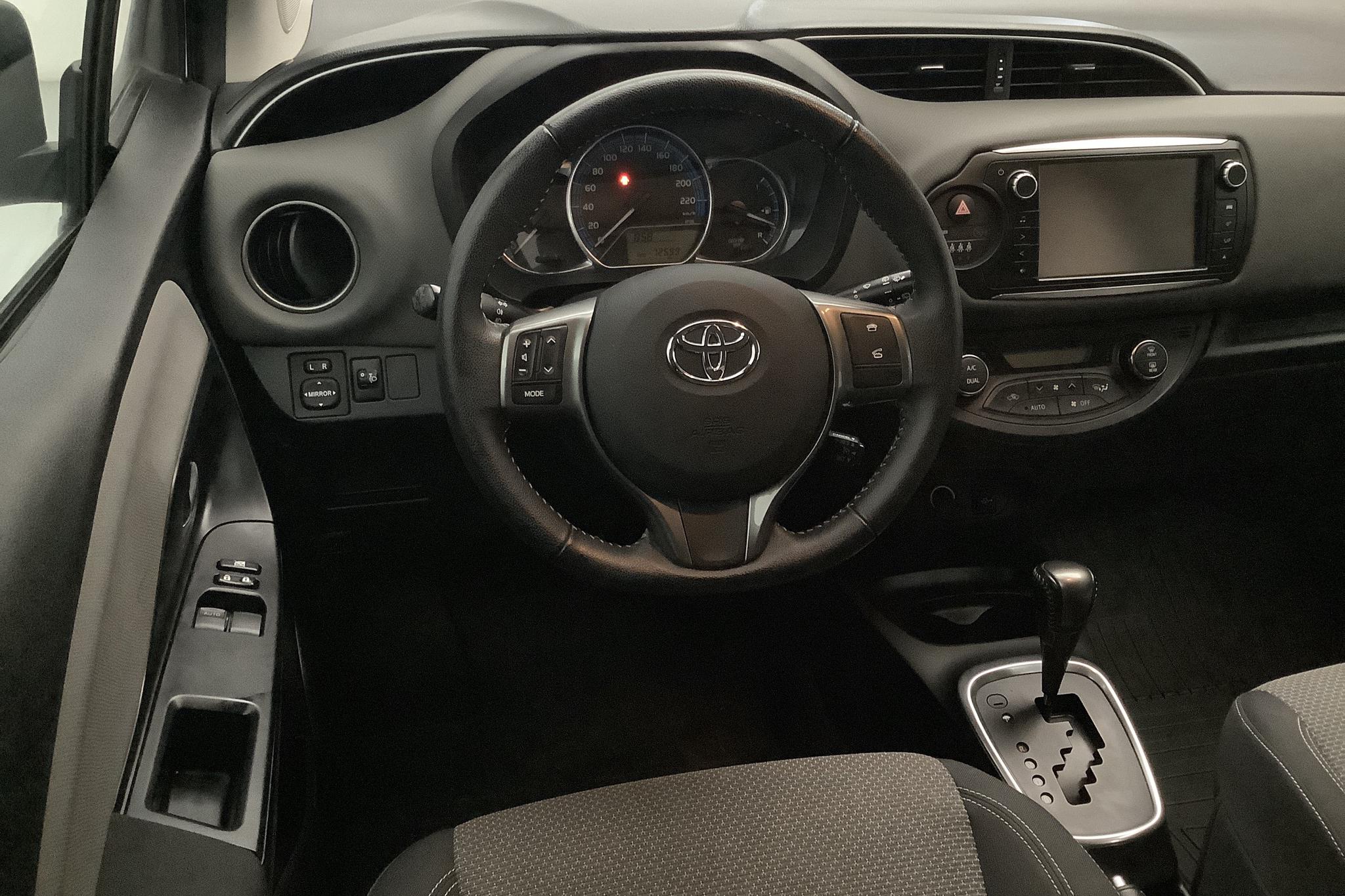 Toyota Yaris 1.5 HSD 5dr (75hk) - 72 590 km - Automatic - white - 2015