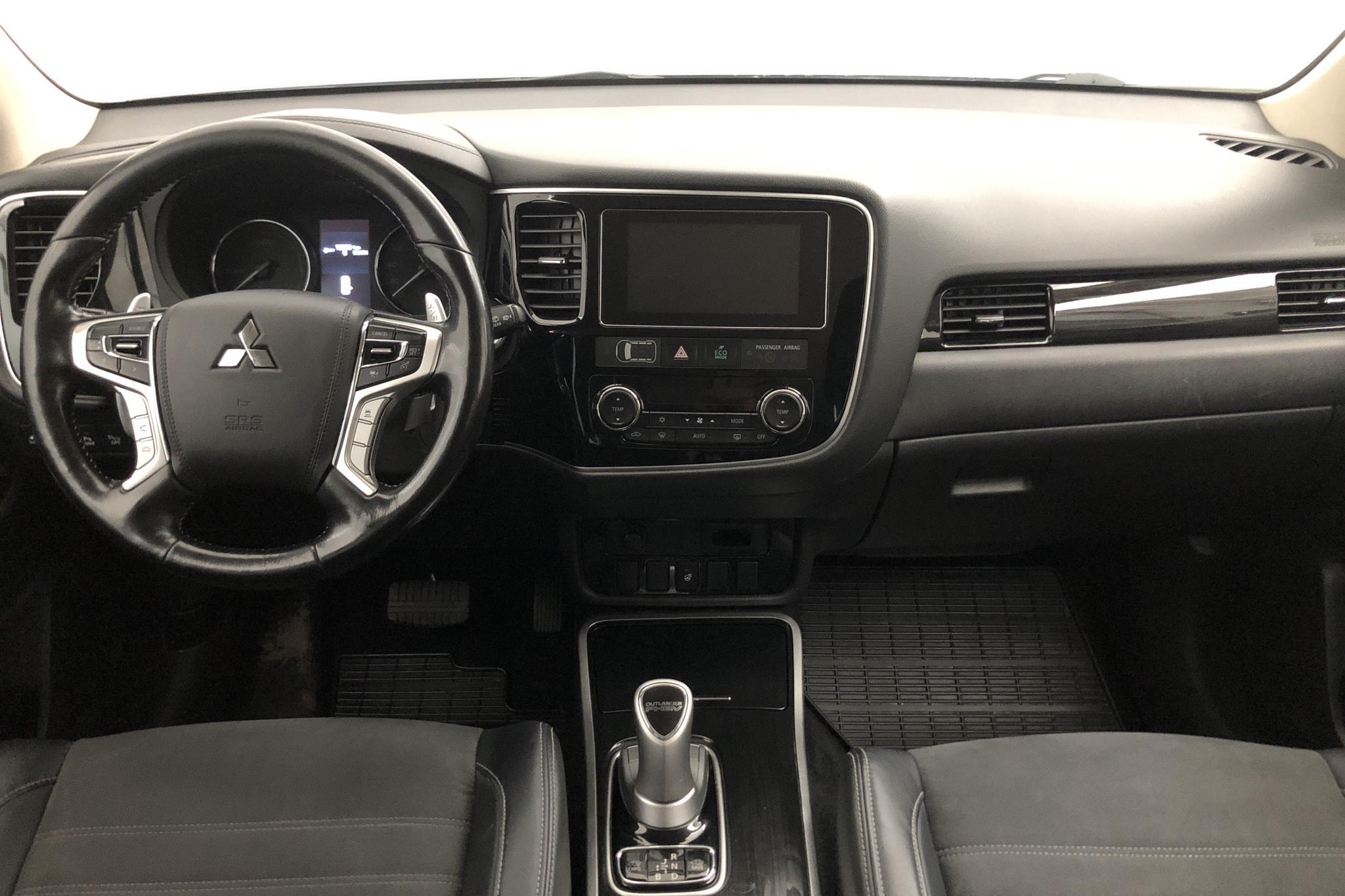 Mitsubishi Outlander 2.0 Plug-in Hybrid 4WD (121hk) - 10 703 mil - Automat - grå - 2018
