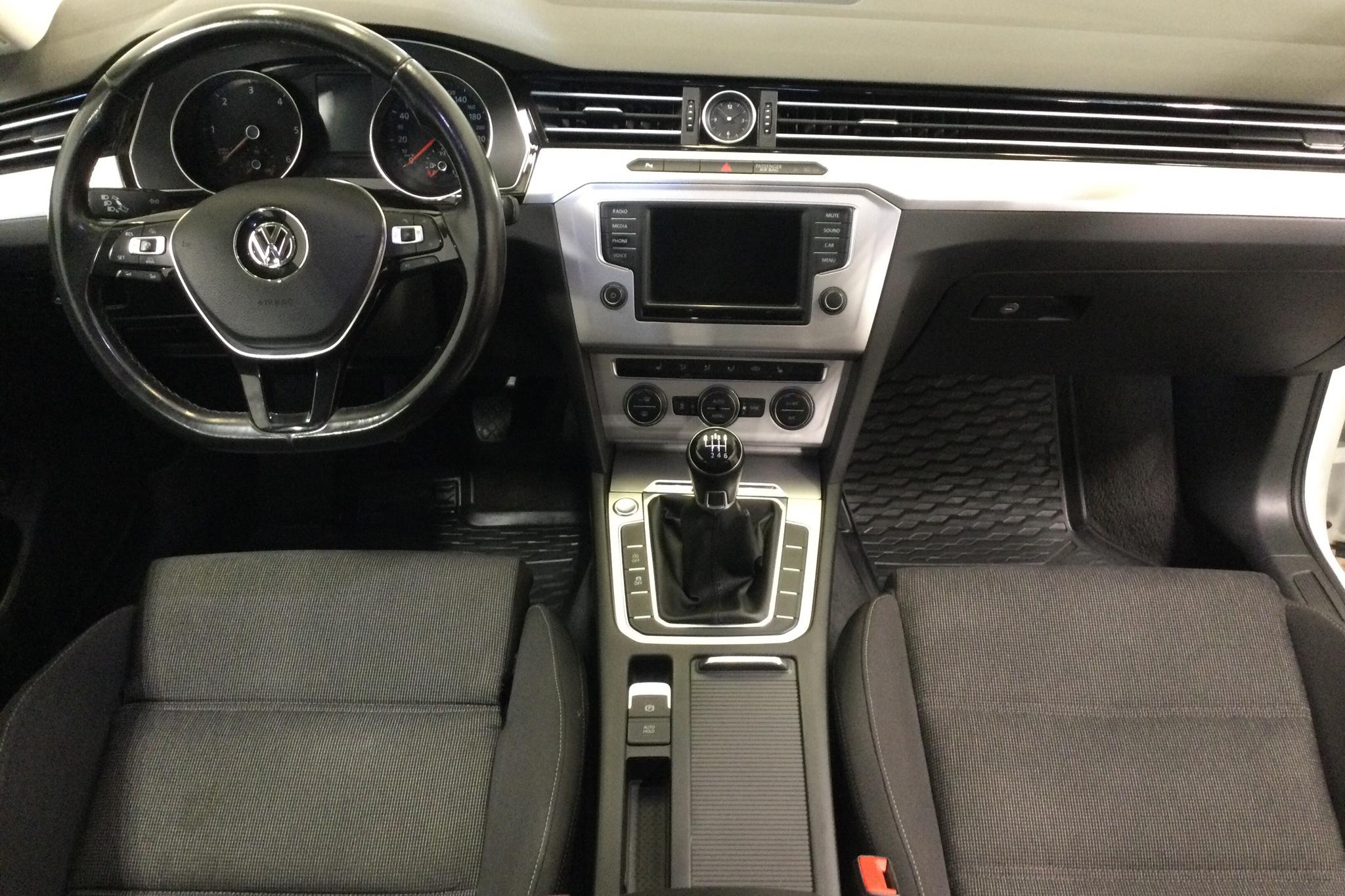 VW Passat 2.0 TDI Sportscombi 4MOTION (150hk) - 20 437 mil - Manuell - vit - 2017