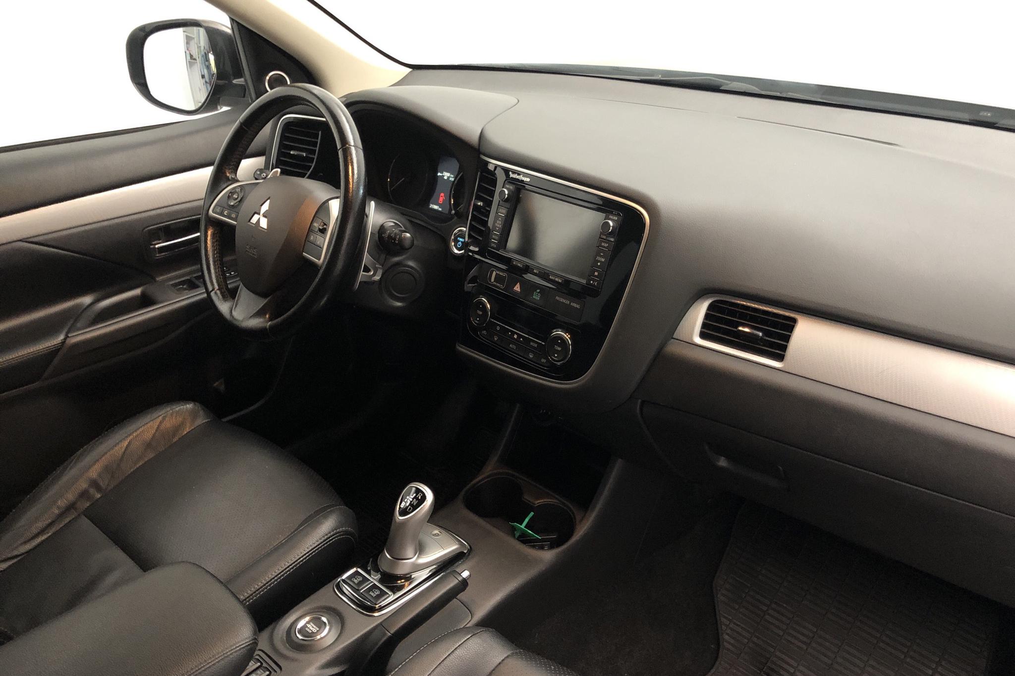 Mitsubishi Outlander 2.0 Plug-in Hybrid 4WD (121hk) - 21 709 mil - Automat - svart - 2014
