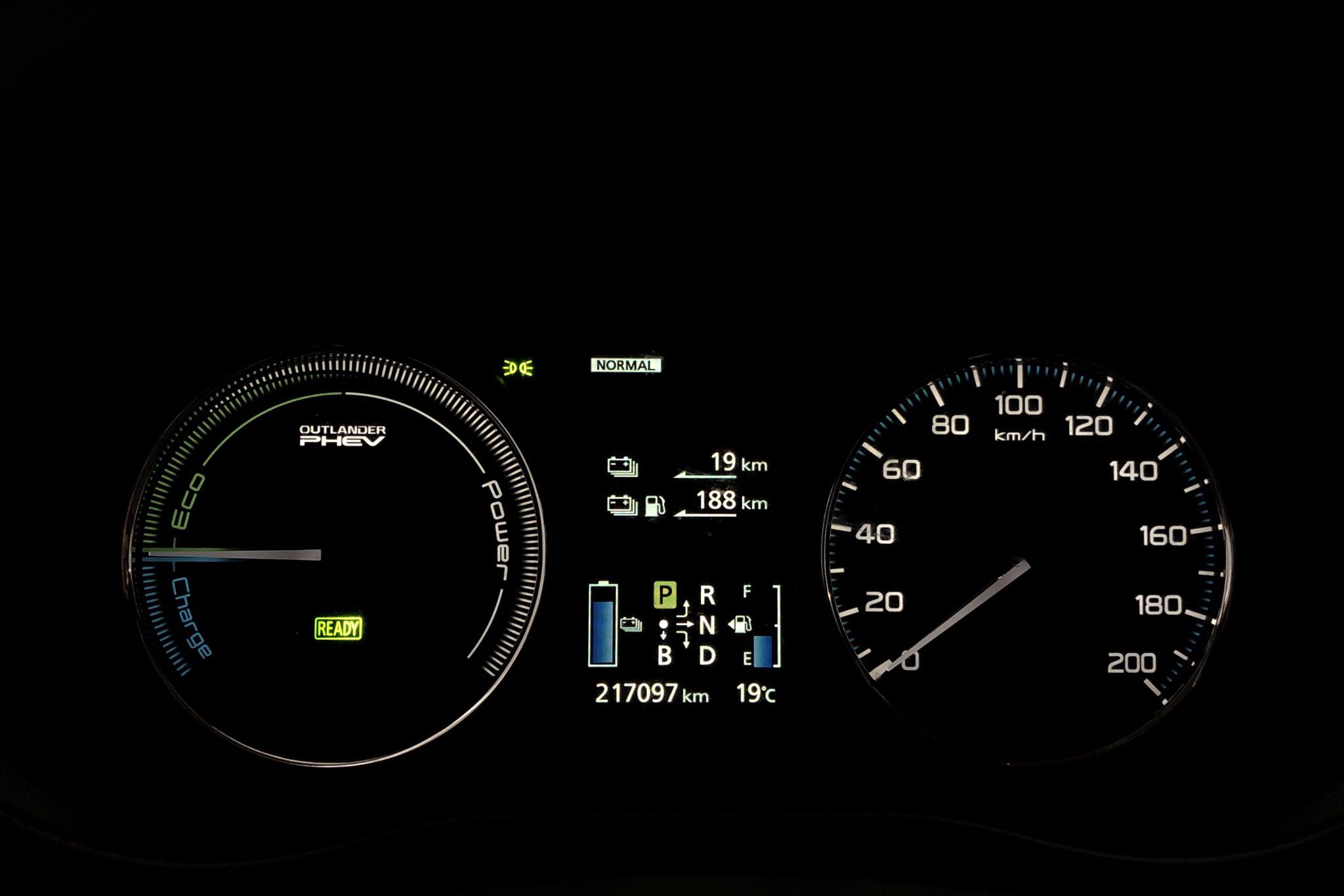 Mitsubishi Outlander 2.0 Plug-in Hybrid 4WD (121hk) - 217 090 km - Automatic - black - 2014