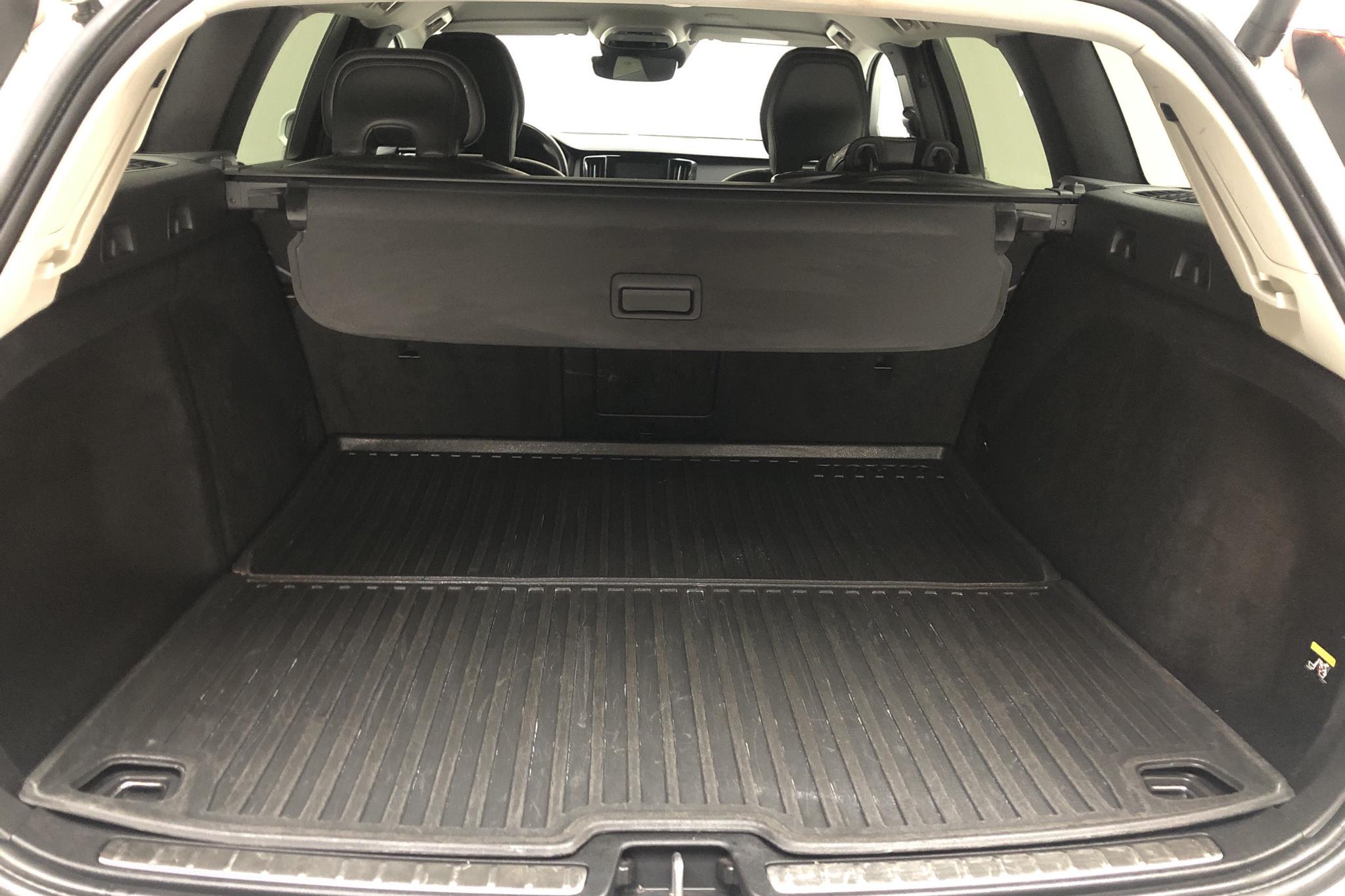 Volvo V60 D4 Cross Country AWD (190hk) - 10 435 mil - Automat - vit - 2019