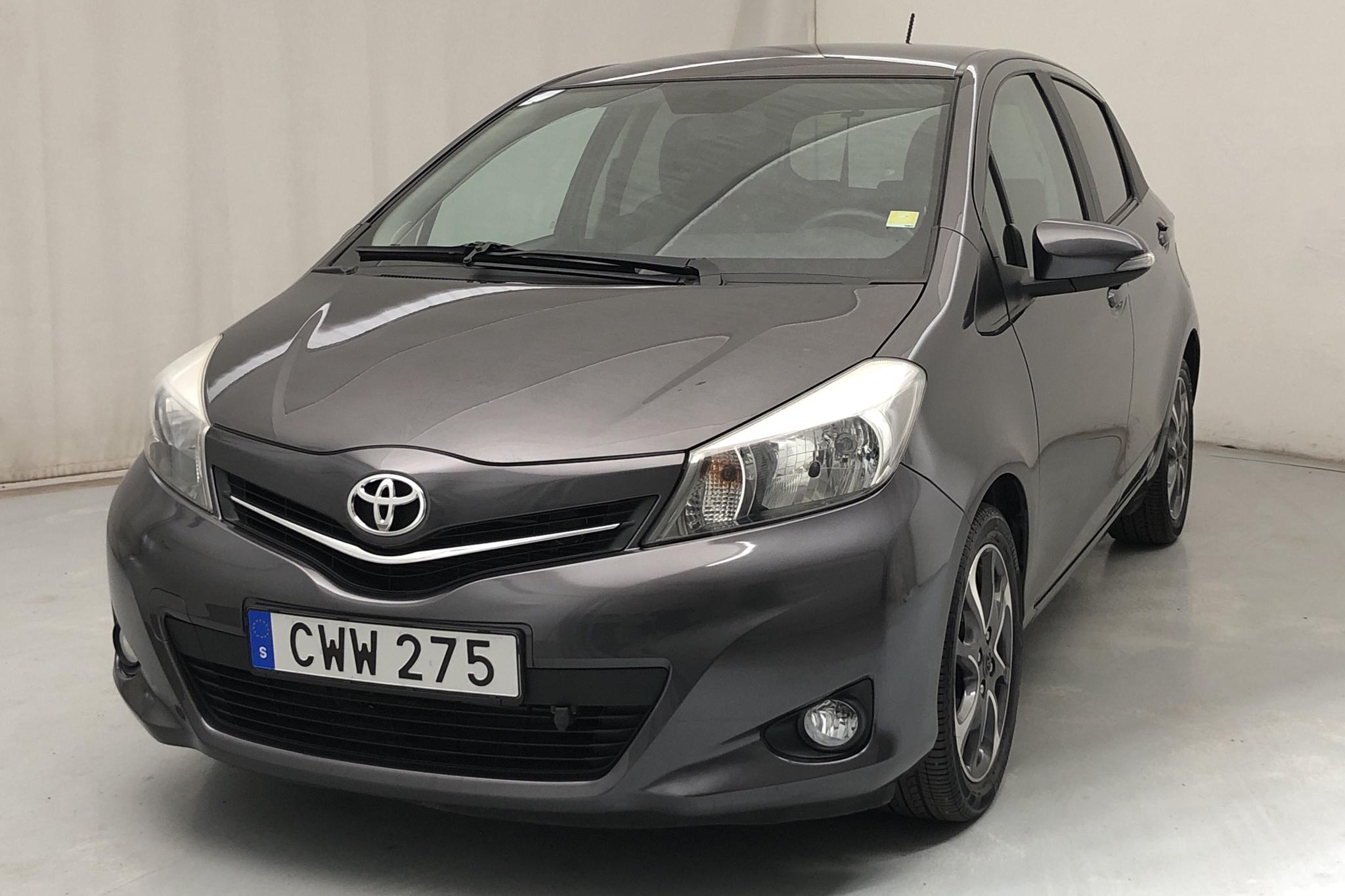 Toyota Yaris 1.33 5dr (100hk) - 2 848 mil - Automat - Dark Grey - 2014