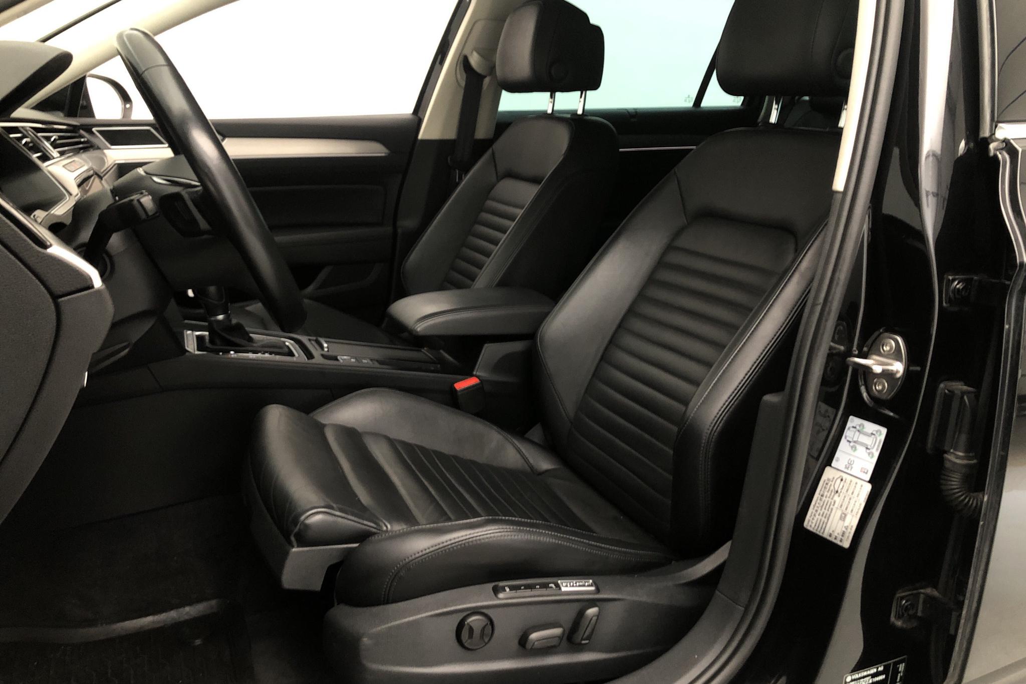 VW Passat 2.0 TDI BiTurbo Sportscombi 4MOTION (240hk) - 14 410 mil - Automat - svart - 2018