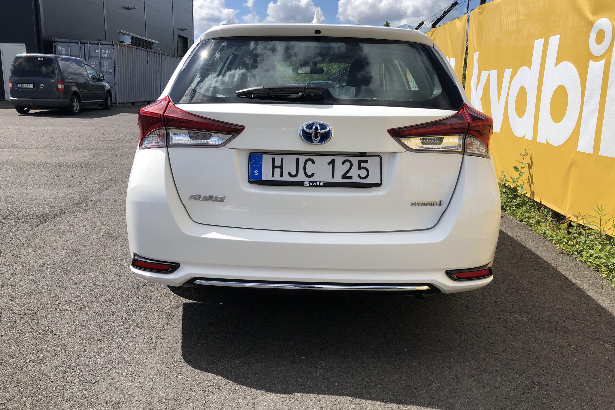 Toyota Auris 1.8 HSD Touring Sports (136hk) - 45 540 km - Automatic - white - 2018
