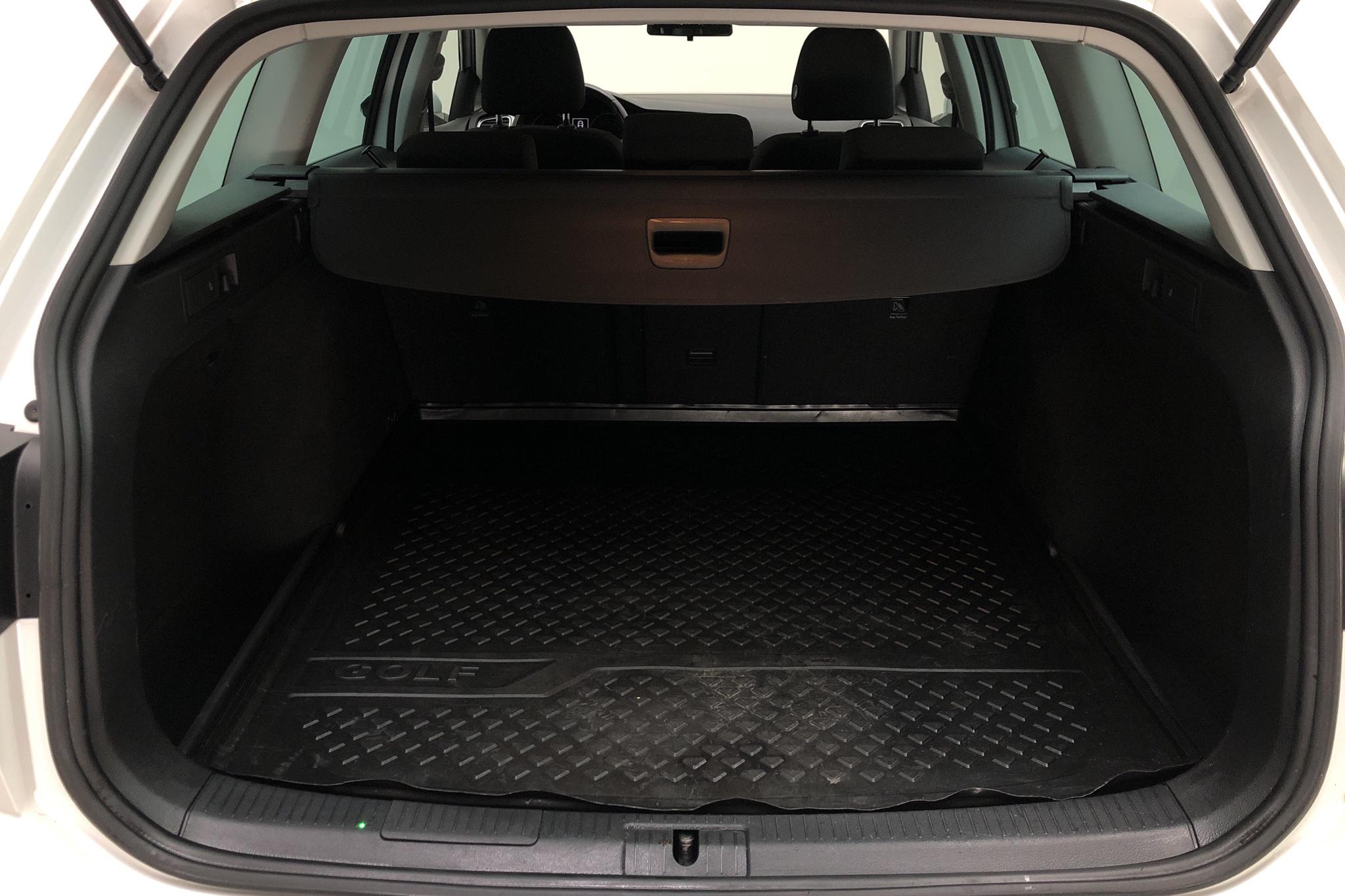 VW Golf VII 1.6 TDI Sportscombi (115hk) - 10 413 mil - Automat - vit - 2019