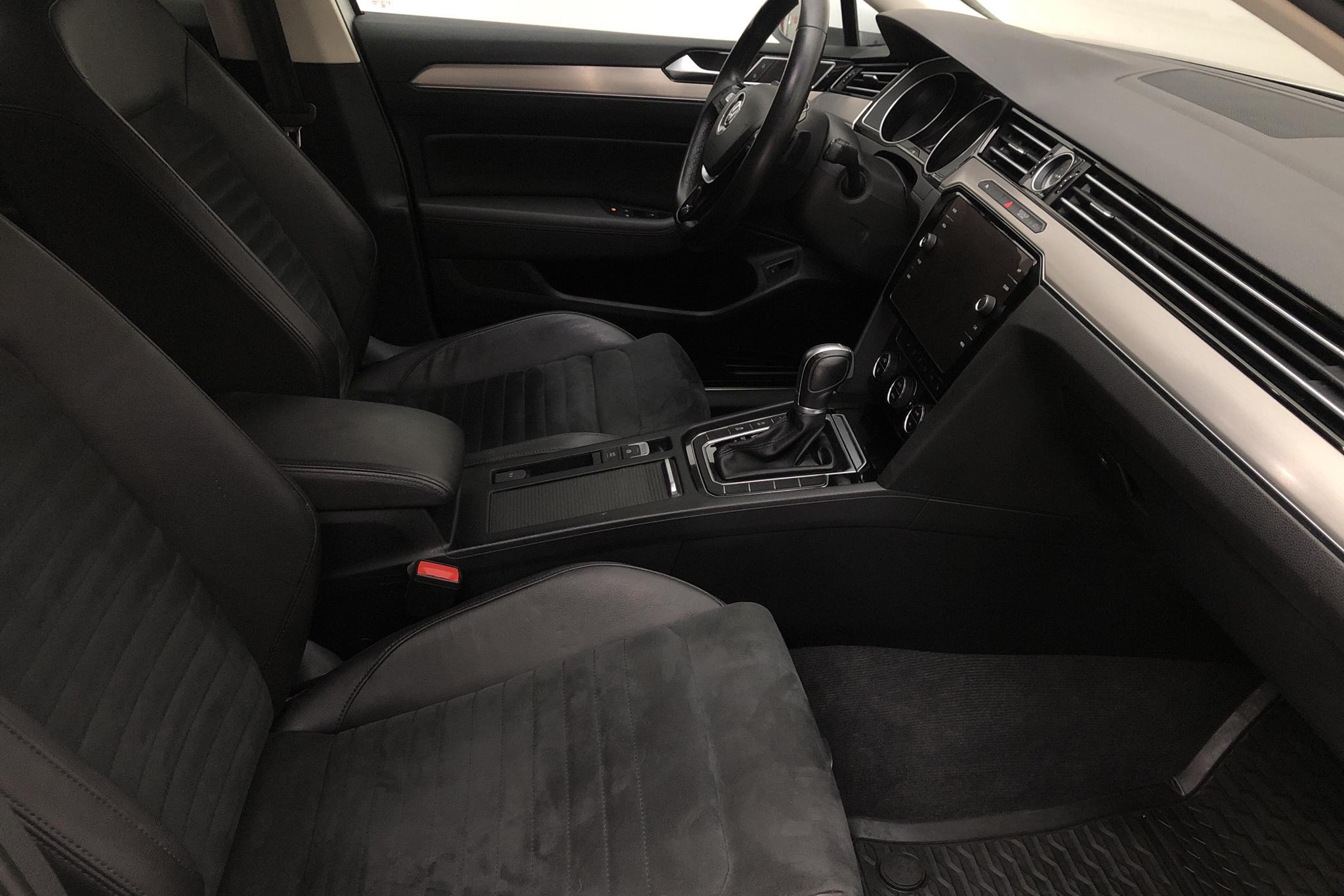 VW Passat 2.0 TDI Sportscombi (190hk) - 14 732 mil - Automat - vit - 2018