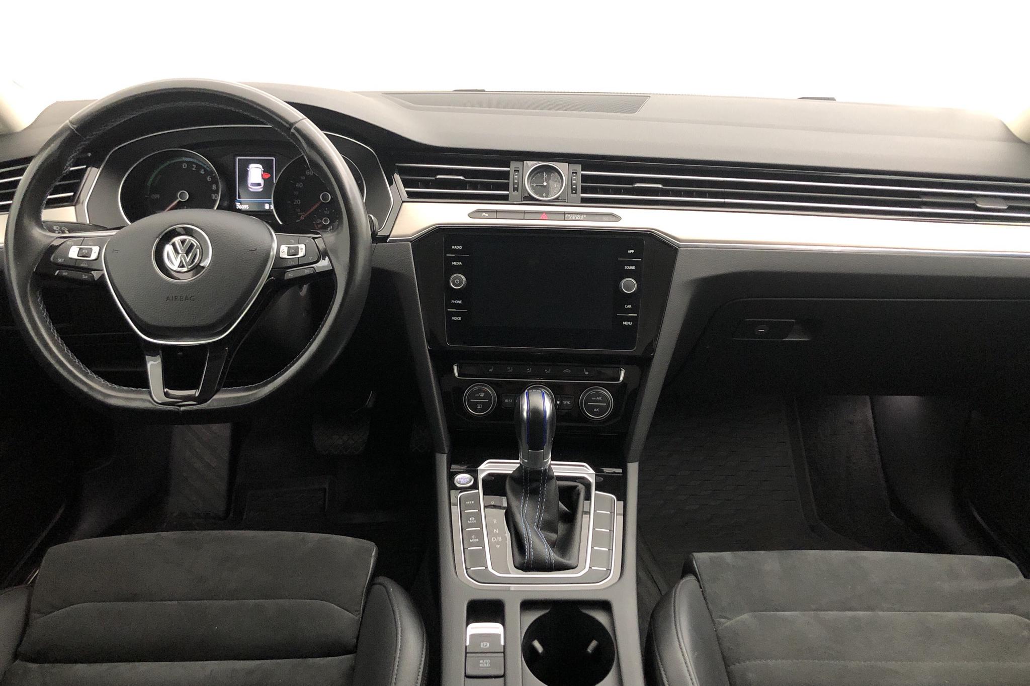 VW Passat 1.4 Plug-in-Hybrid Sportscombi (218hk) - 7 604 mil - Automat - vit - 2018