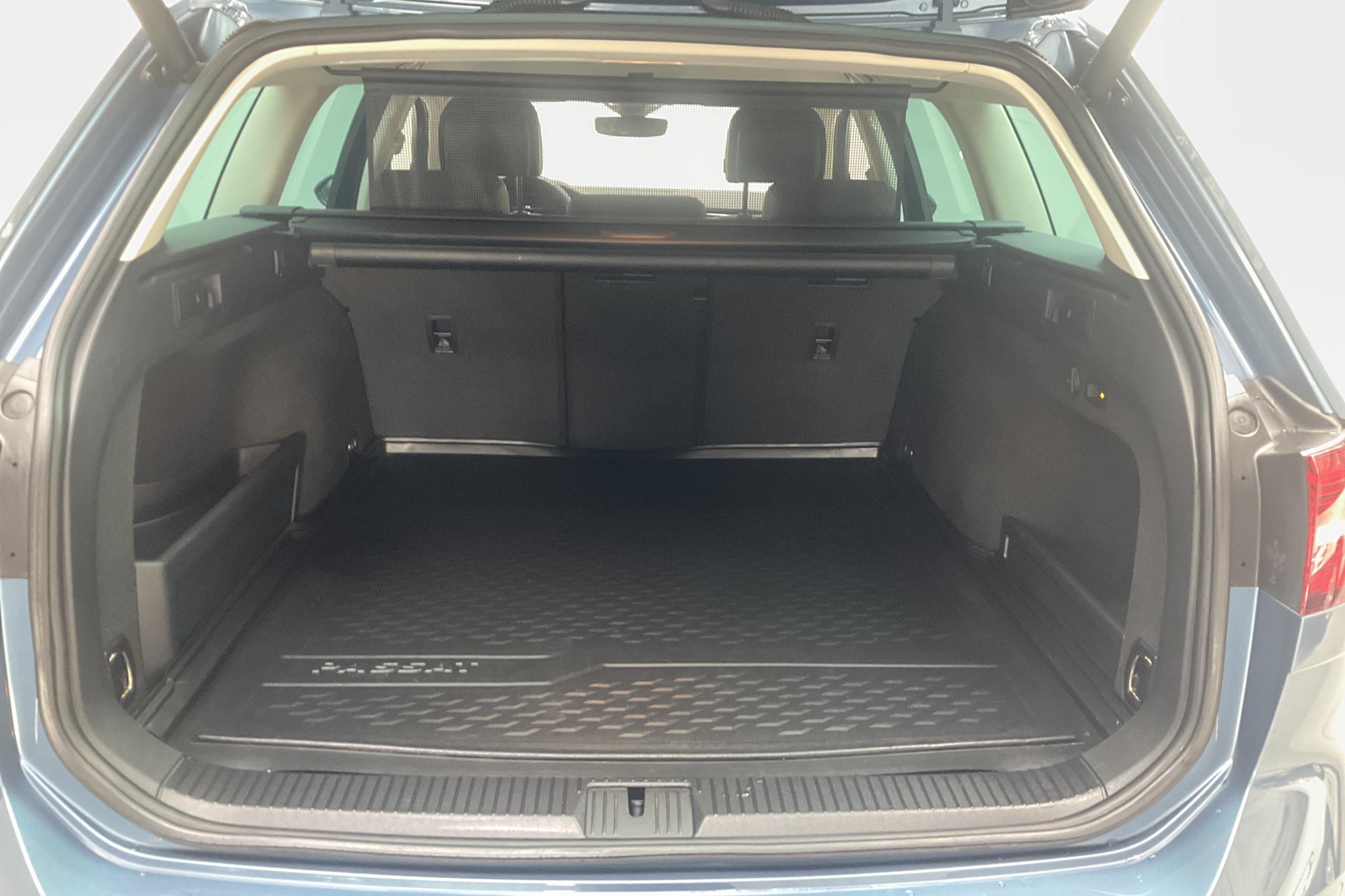 VW Passat 2.0 TDI Sportscombi (190hk) - 9 337 mil - Manuell - blå - 2018
