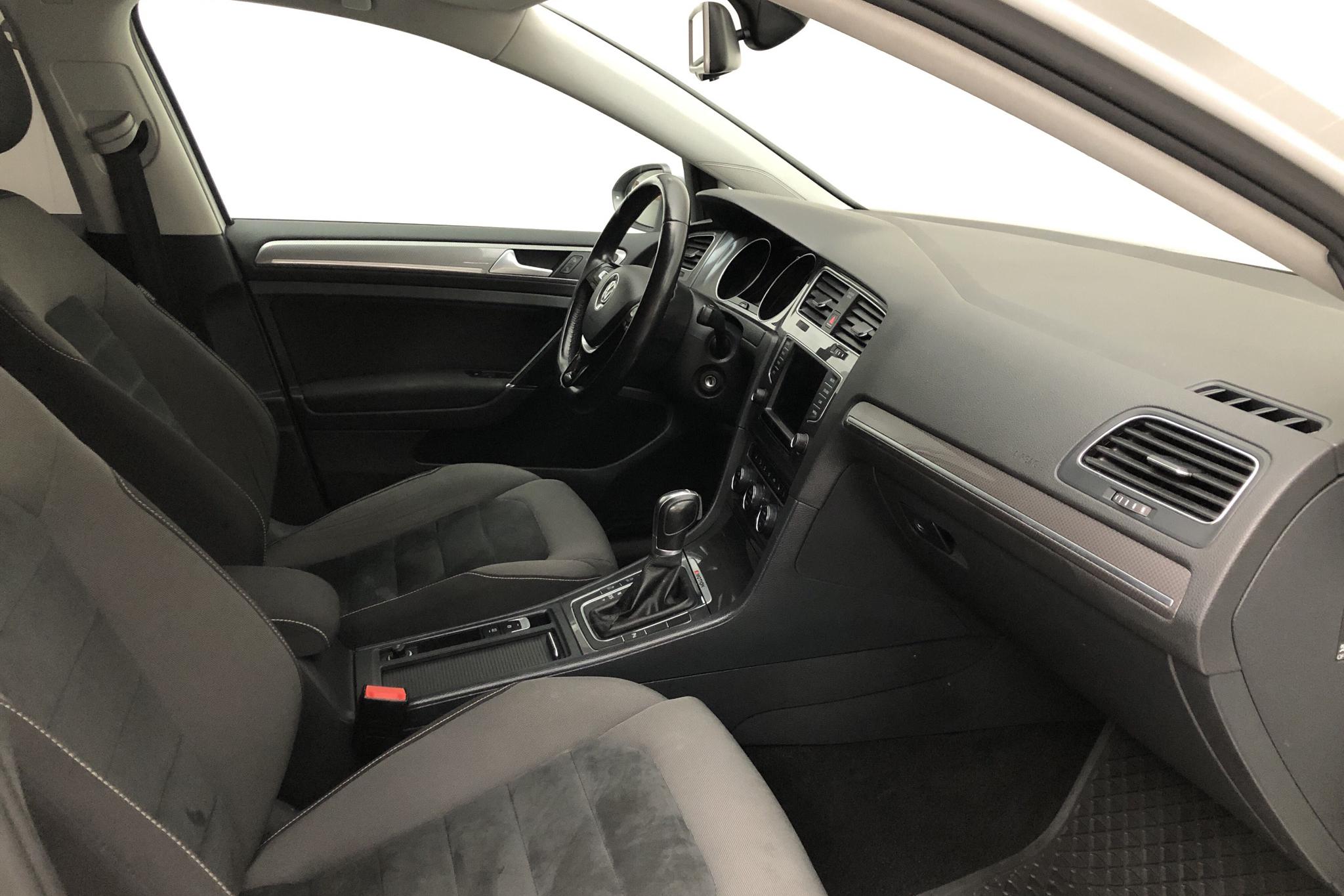 VW Golf Alltrack 2.0 TDI Sportscombi 4Motion (184hk) - 12 317 mil - Automat - vit - 2016