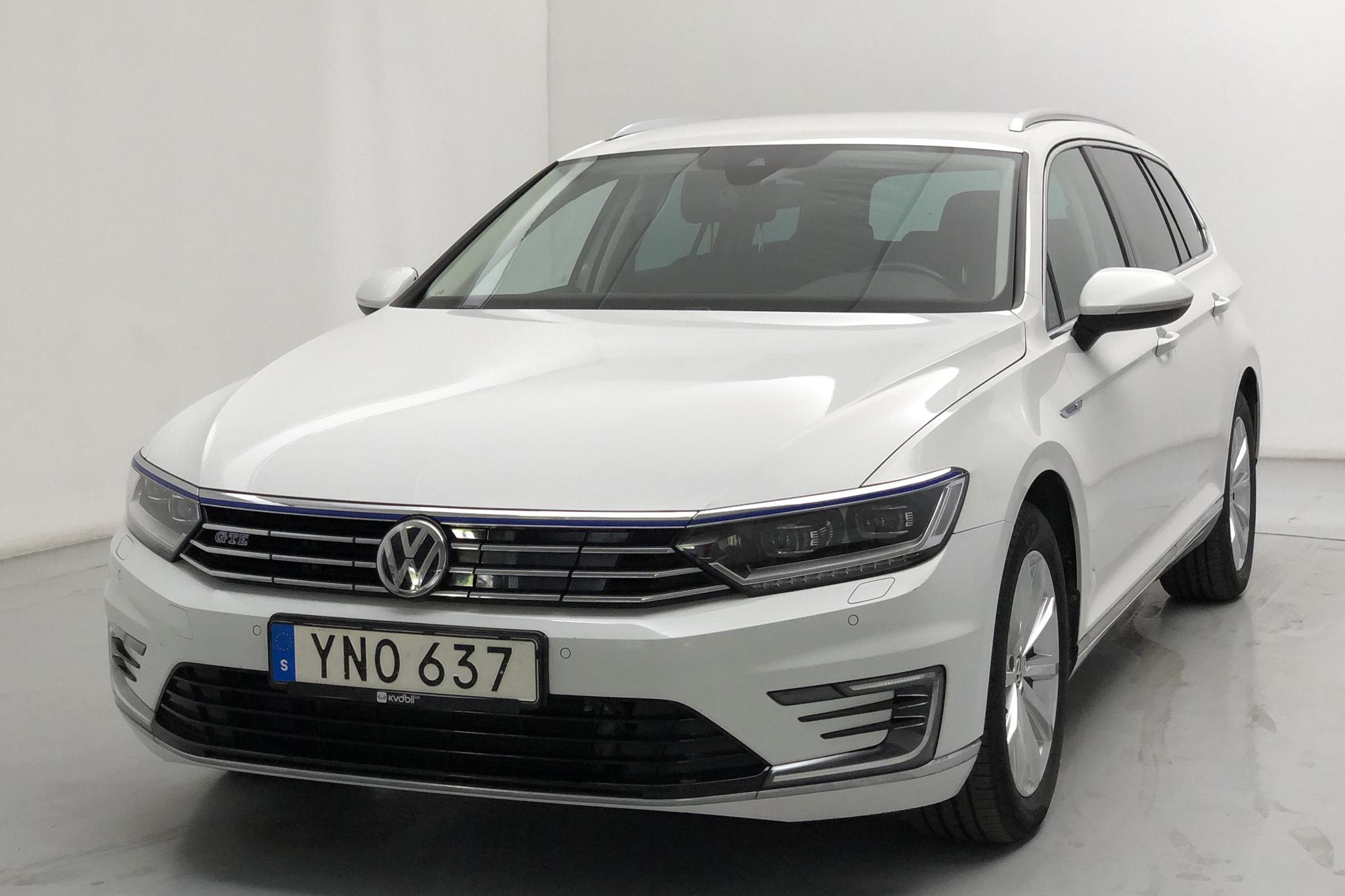 VW Passat 1.4 Plug-in-Hybrid Sportscombi (218hk) - 8 000 mil - Automat - vit - 2018
