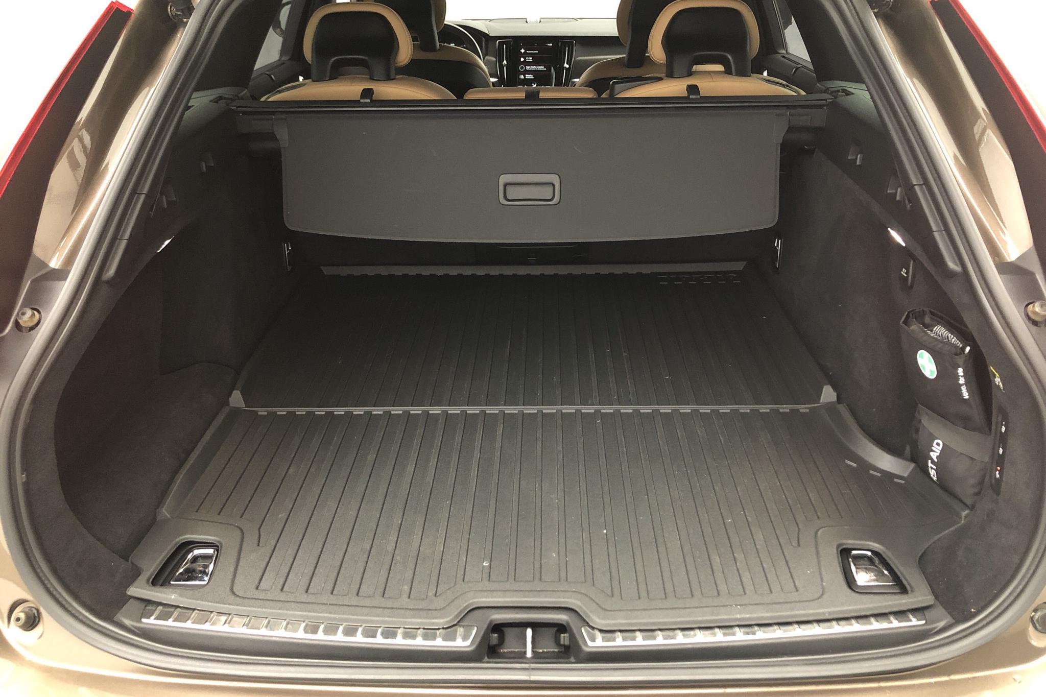 Volvo V90 T5 Cross Country AWD (254hk) - 11 909 mil - Automat - brun - 2018