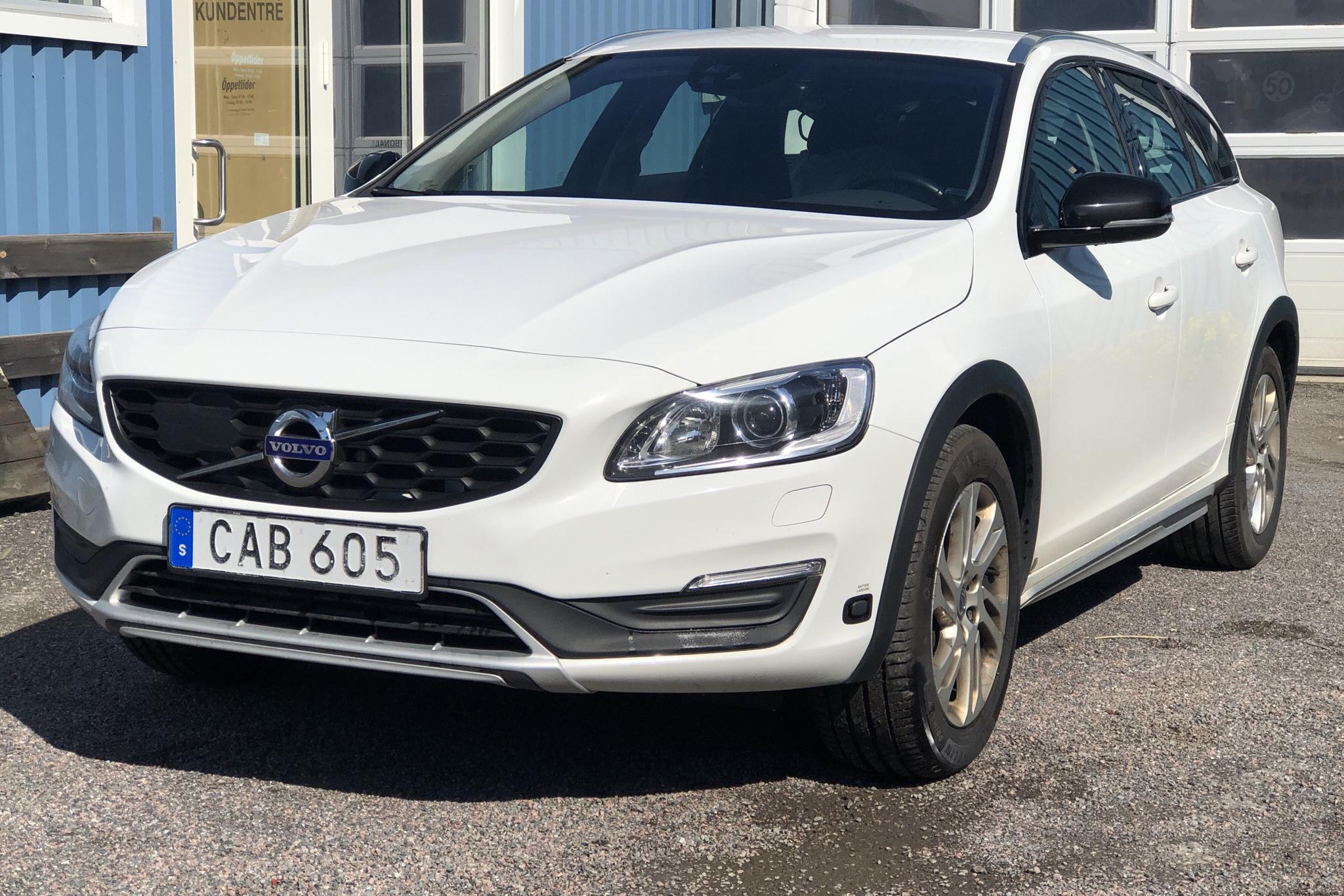 Volvo V60 D3 Cross Country (150hk) - 8 554 mil - Automat - vit - 2018