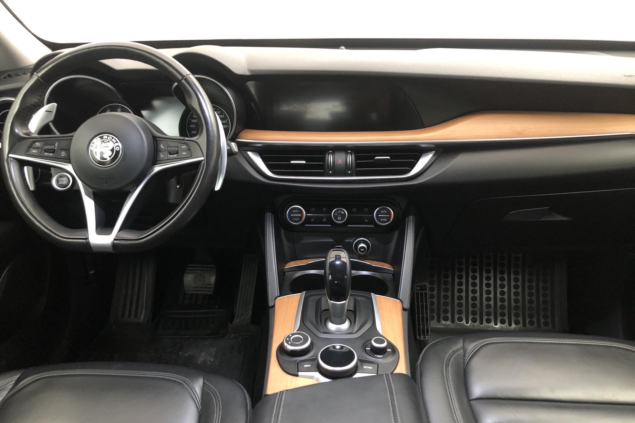 Alfa Romeo Stelvio 2.0 AWD (280hk) - 77 870 km - Automatic - red - 2017