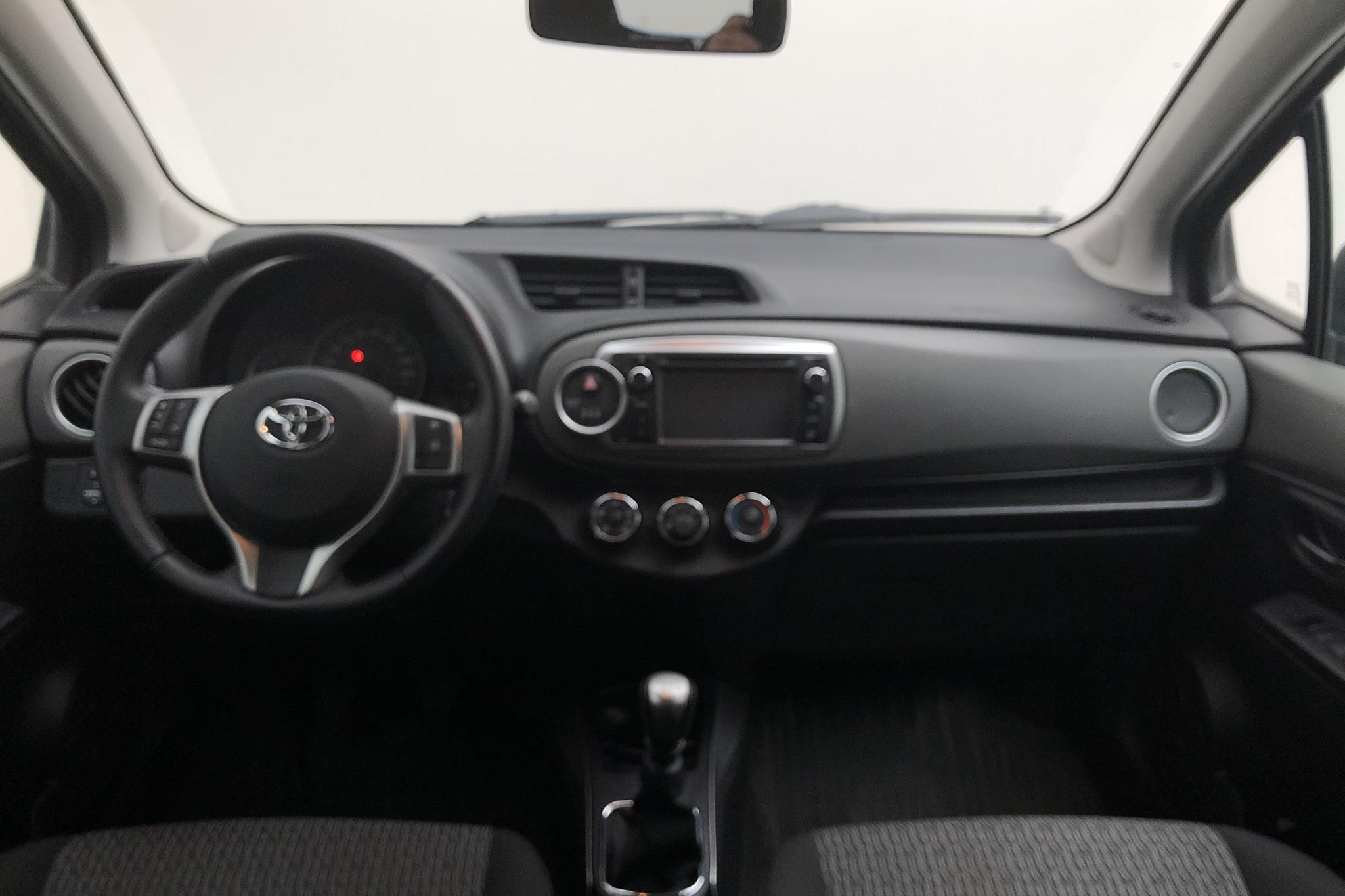 Toyota Yaris 1.33 5dr (100hk) - 8 801 mil - Manuell - röd - 2014