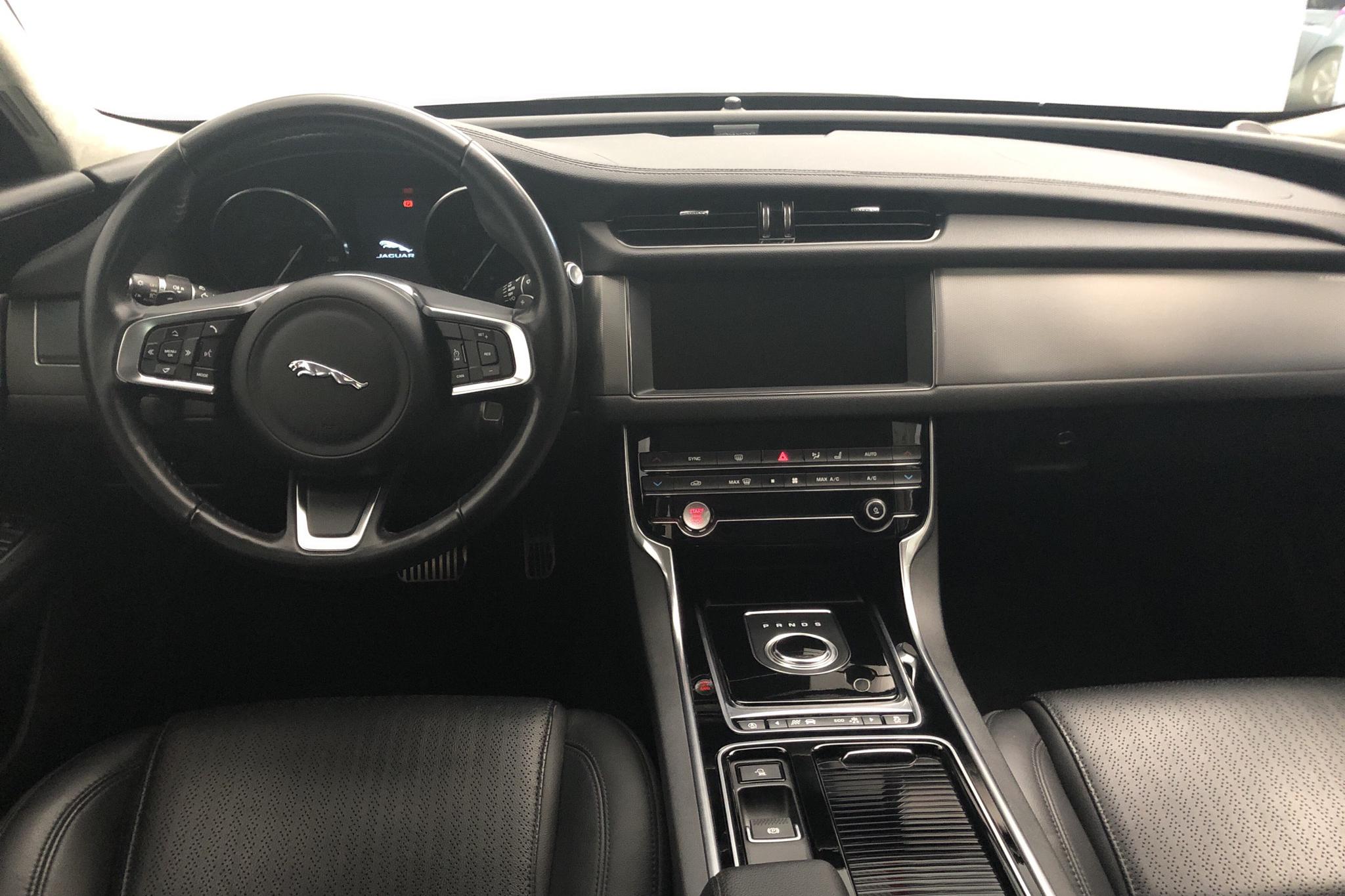 Jaguar XF 2.0D i4 Turbocharged RWD (163hk) - 13 235 mil - Automat - vit - 2019